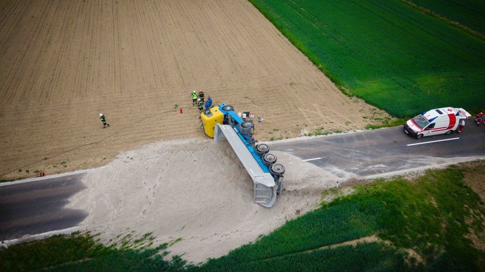 Mehrere Tonnen Sand landeten auf der Straße.