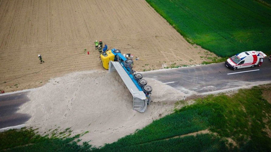 Heute.at - Lkw stürzt um – tonnenweise Sand landet auf Straße