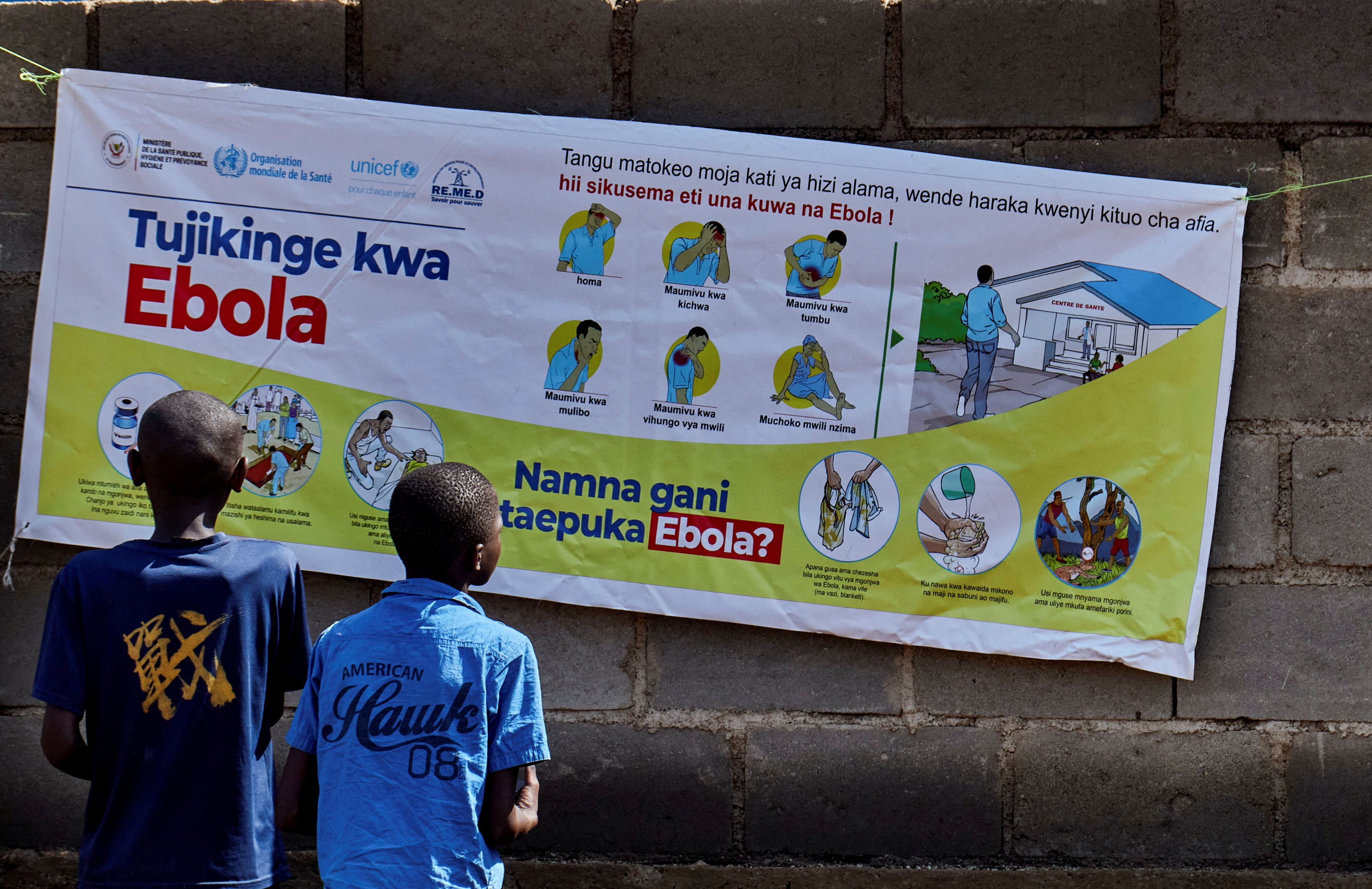 Mit riesigen Plakaten wird im Kongo vor der Ansteckung mit dem Ebola-Virus gewarnt.