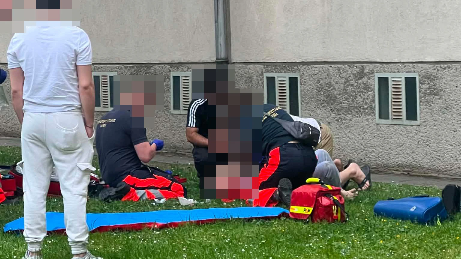 Rund 15 Meter tief! Bub (9) überlebt Fenstersturz