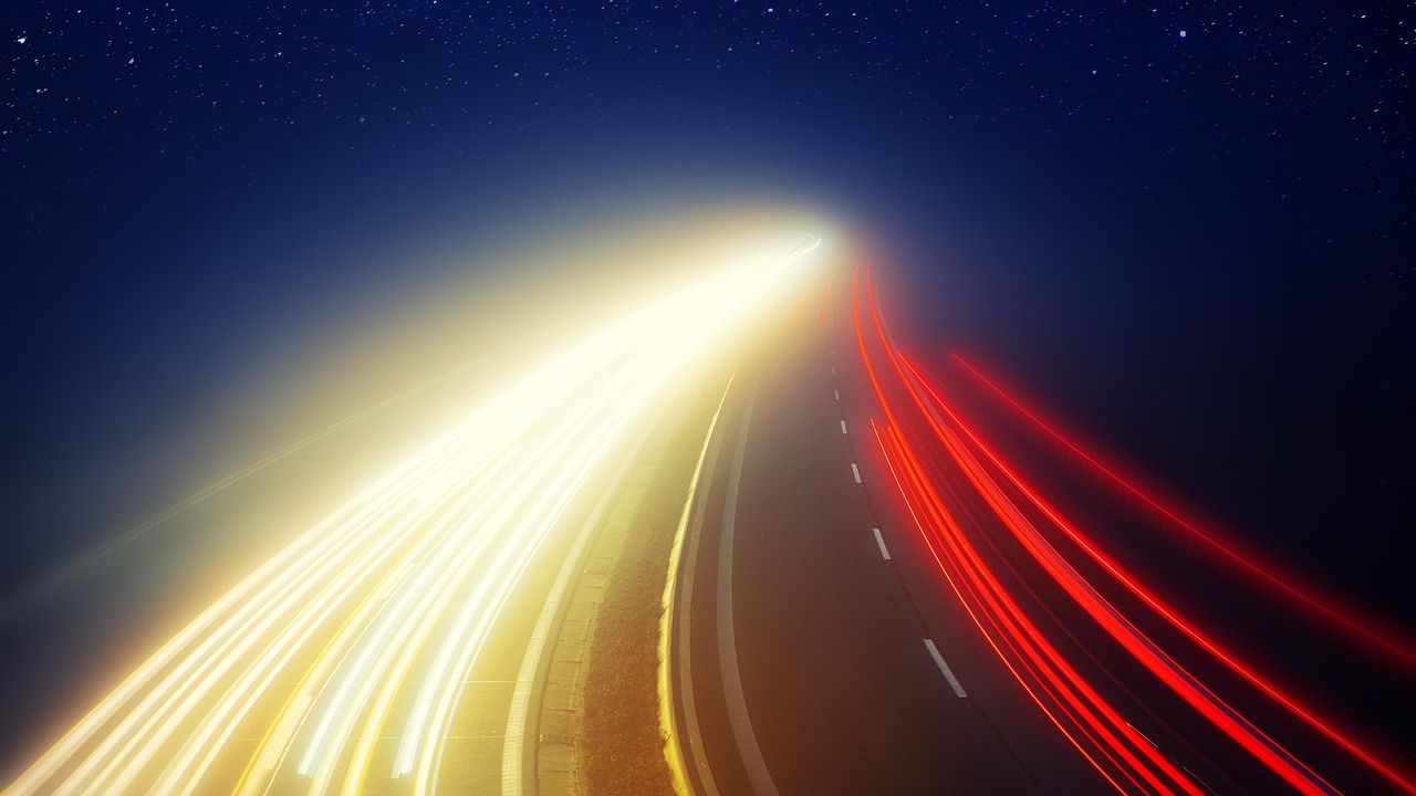 Autobahnverkehr bei Nacht