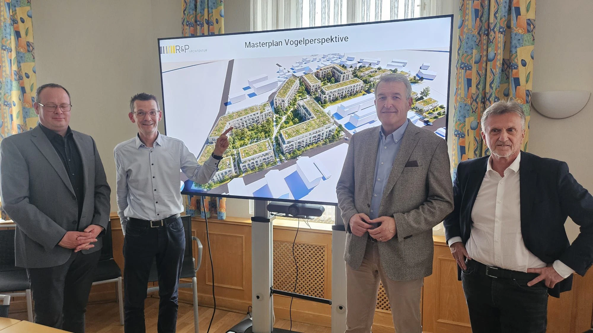 Bürgermeister Teix (2.v.l.) präsentierte das Projekt mit Martin Tauchner „WET Gruppe“ Architekt Karl Rudischer und Peter Schlappal „Südraum“. 