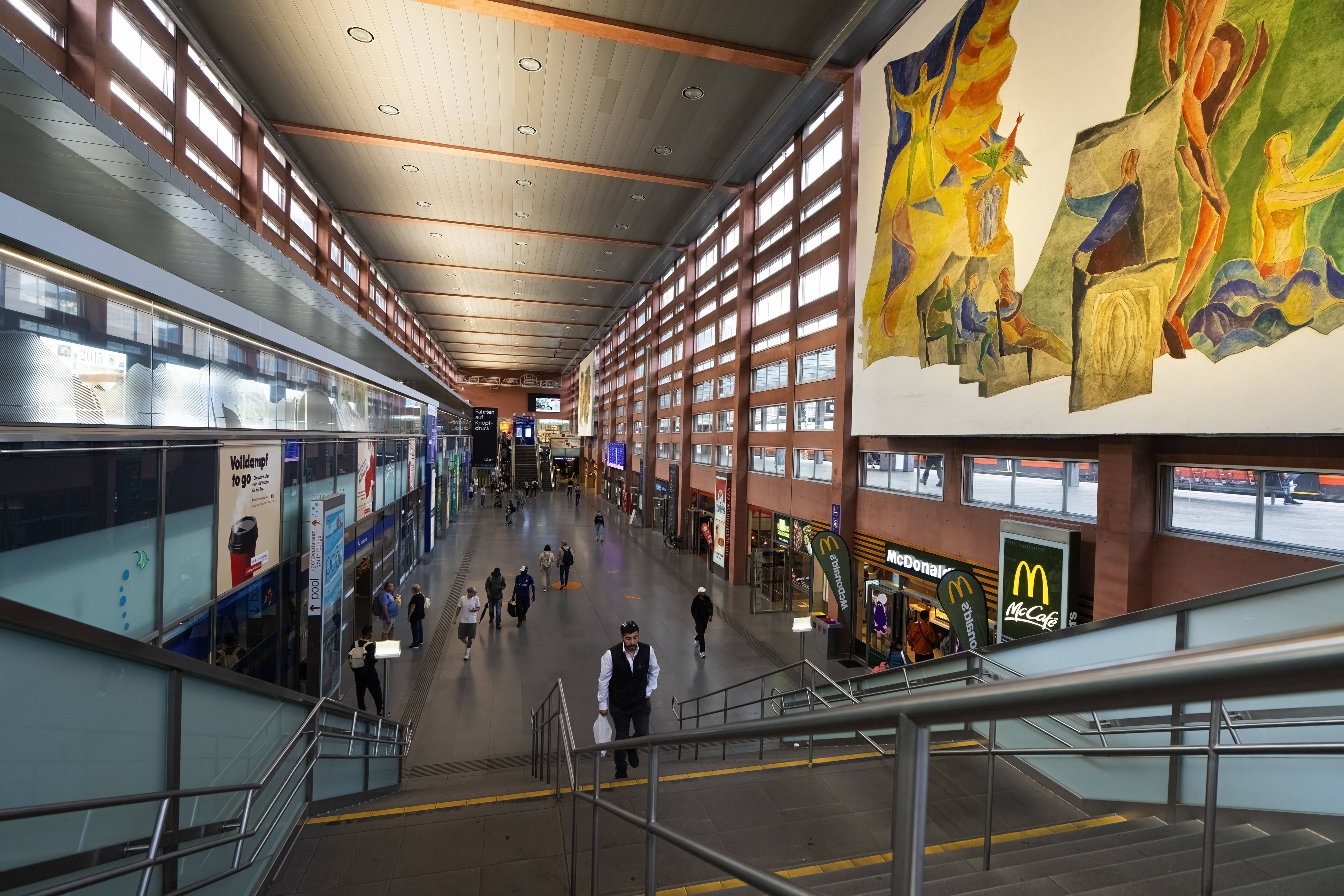 Blick in den Innsbrucker Hauptbahnhof. 