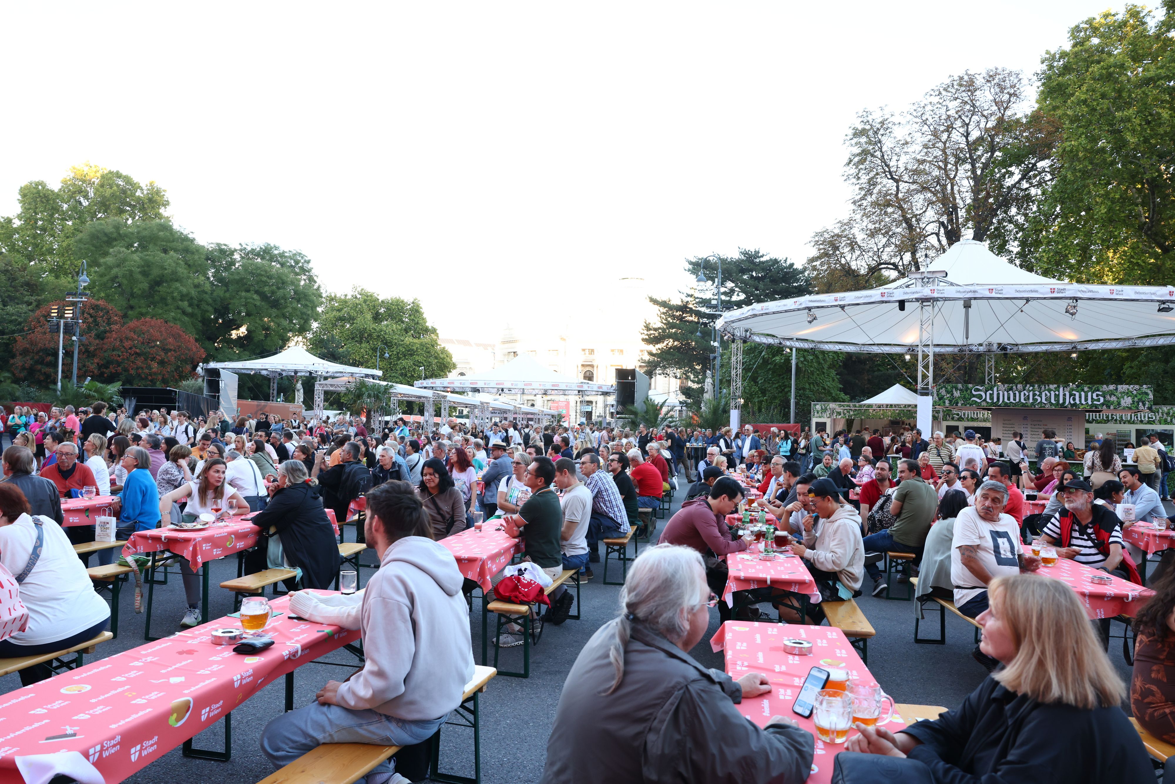 Am Rathausplatz wartet wieder ein breites kulinarisches Angebot.