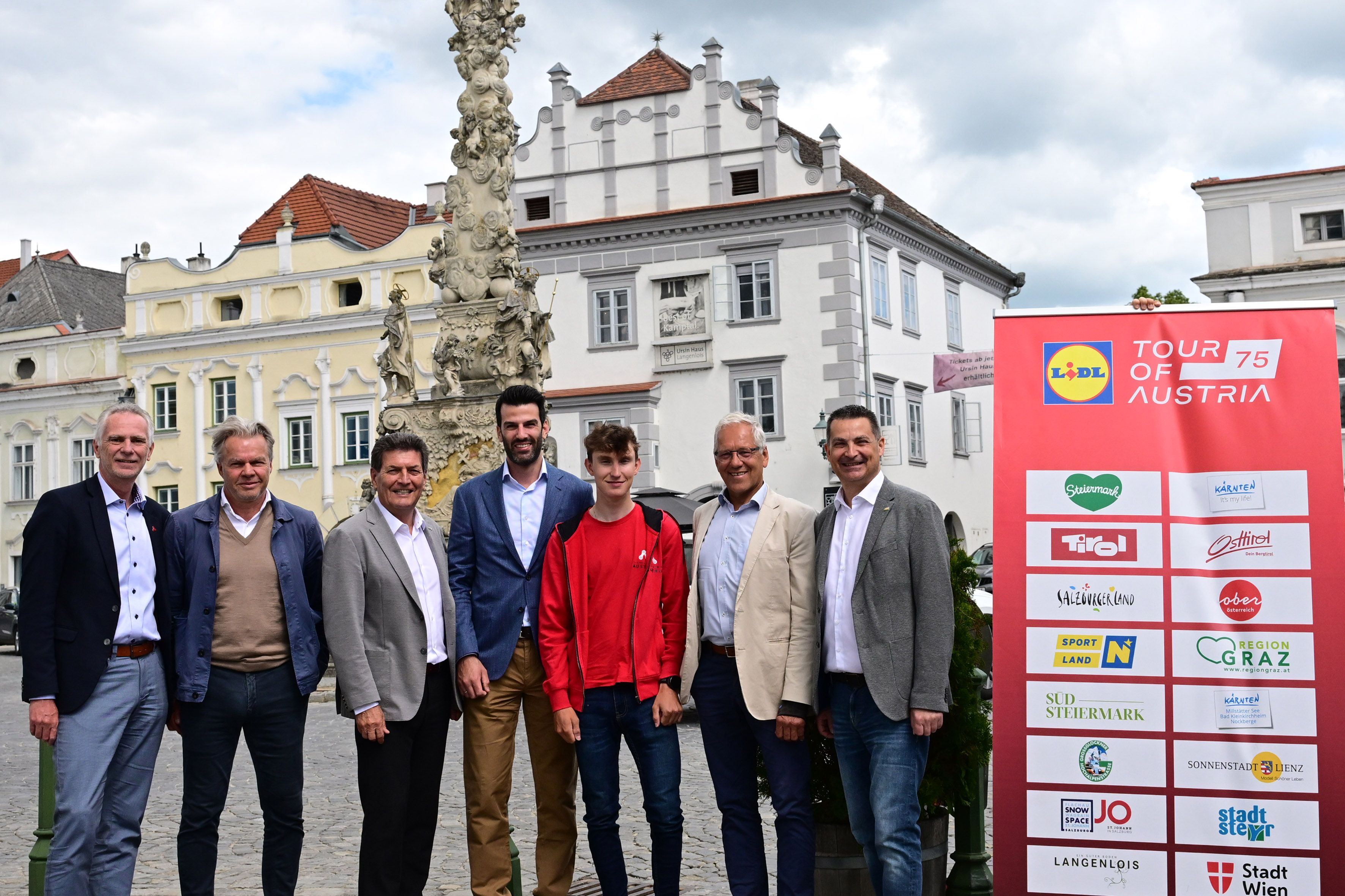 v.l.n.r.: Jürgen Brettschneider, Thomas Pupp, Bürgermeister Harald Leopold, Sportlandesrat LHStv. Udo Landbauer, Alexander Hajek, Ex-Radprofi Gerhard Zadrobilek (jüngster Toursieger der Geschichte), Wolfgang Schwarz (Geschäftsführer Ursin Haus Vinothek & Tourismusservice GmbH)