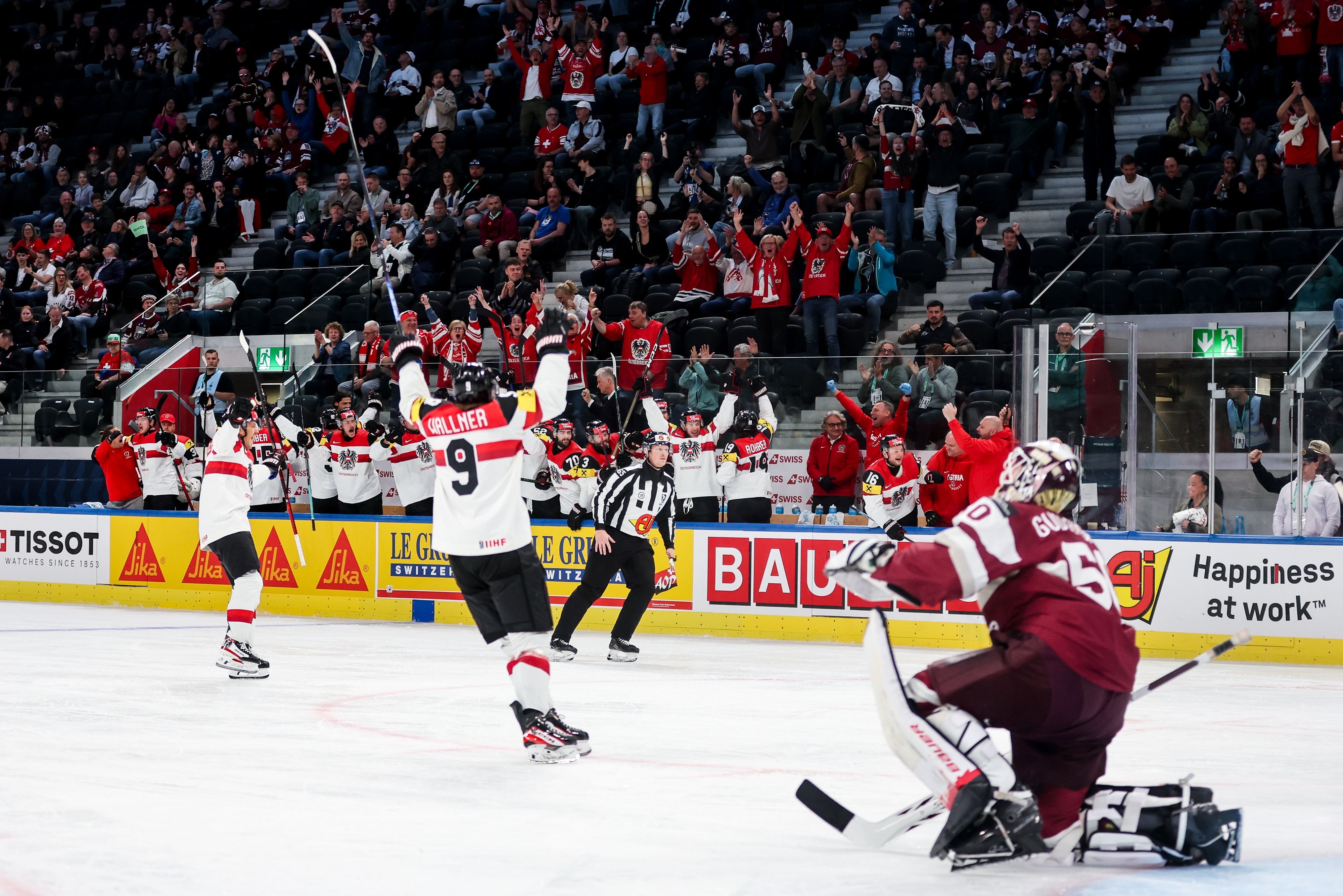 Österreichs Eishockey-Nationalteam jubelt. 