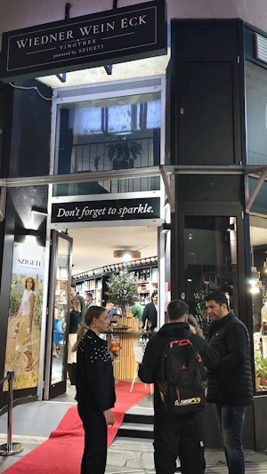 Weinboutique Wien: Im Wiedner Wein Eck eröffnete eine neue Vinothek mit regionalen Weinen, Sekt, internationalen Spezialitäten und Events.
