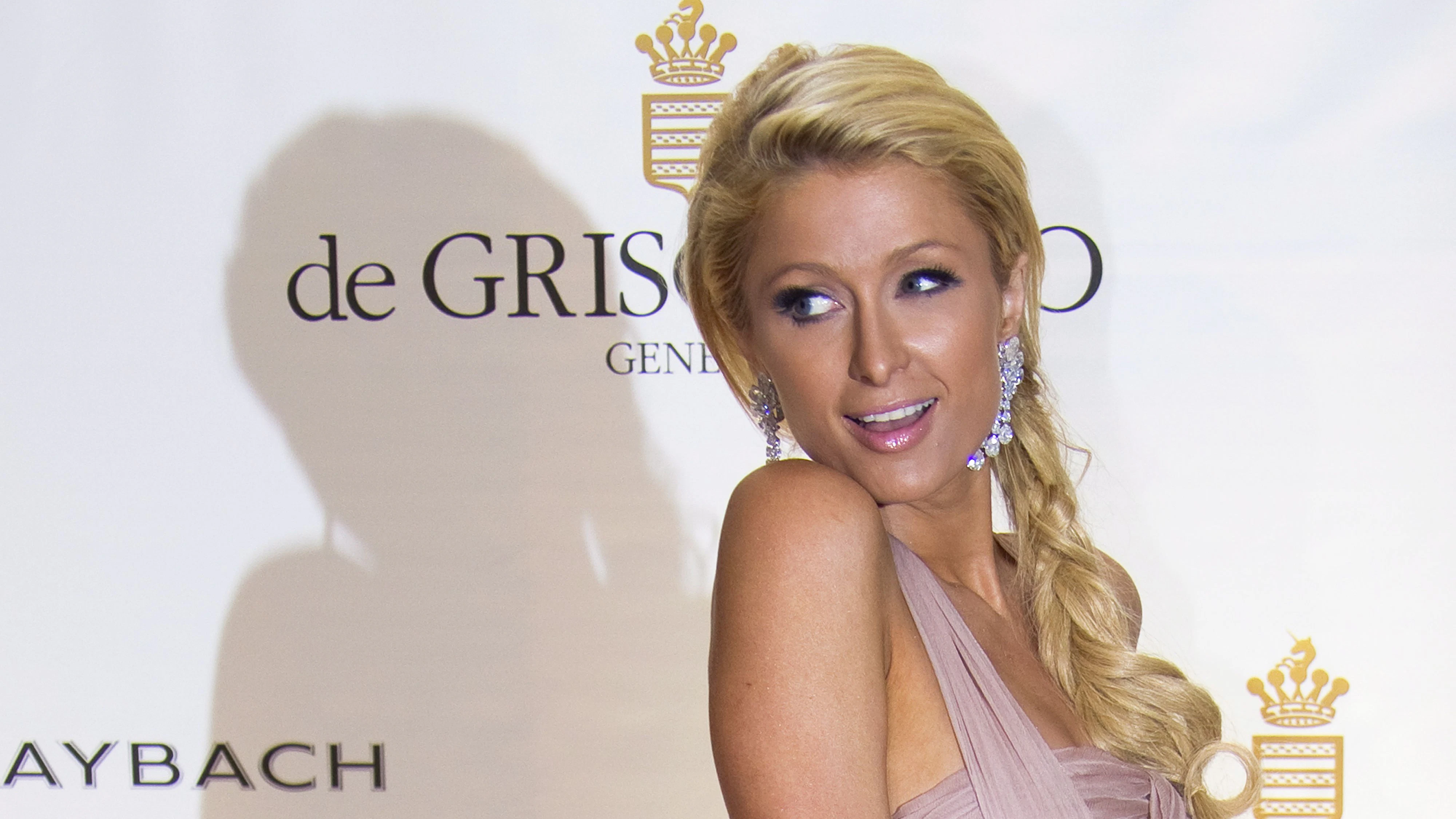 Kaum jemand verkörperte den „Frosted Lips“-Look damals so sehr wie Paris Hilton.