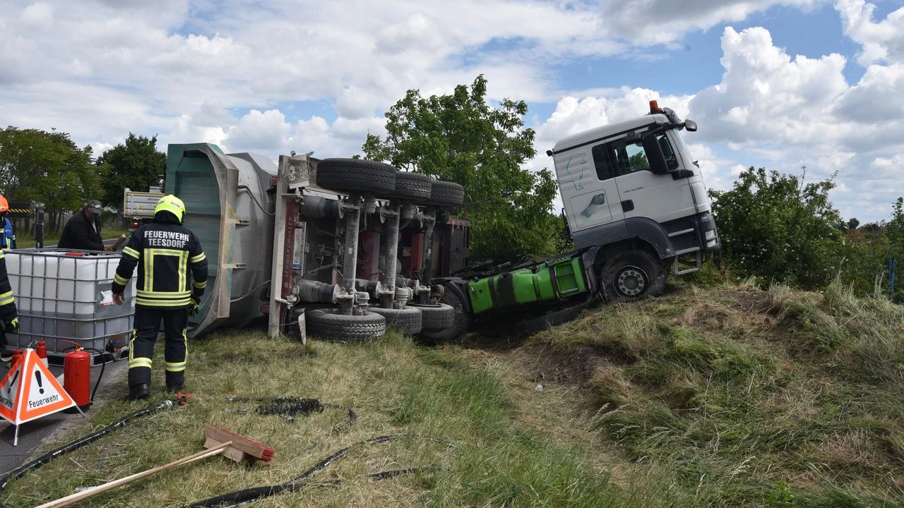 Heute.at - Schotter-Lkw stürzt um – Lenker schwer verletzt