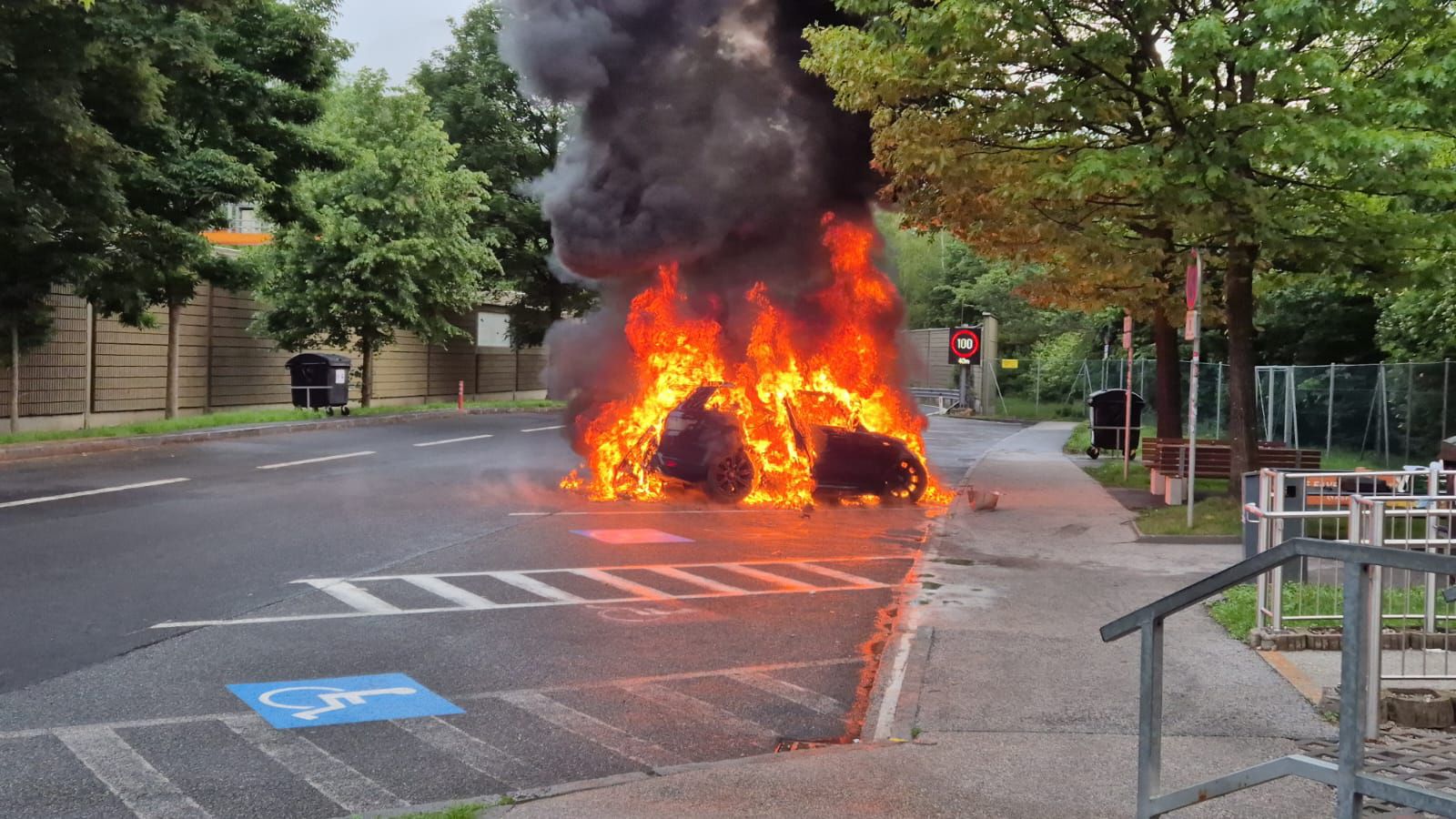 Heute.at - Einsatzkräfte am Limit – Hybrid-Auto in Vollbrand