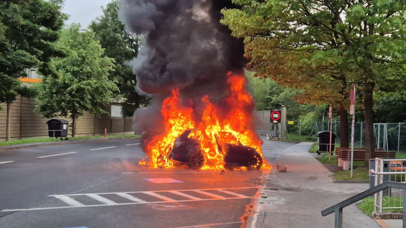 Heute.at - Einsatzkräfte am Limit – Hybrid-Auto in Vollbrand
