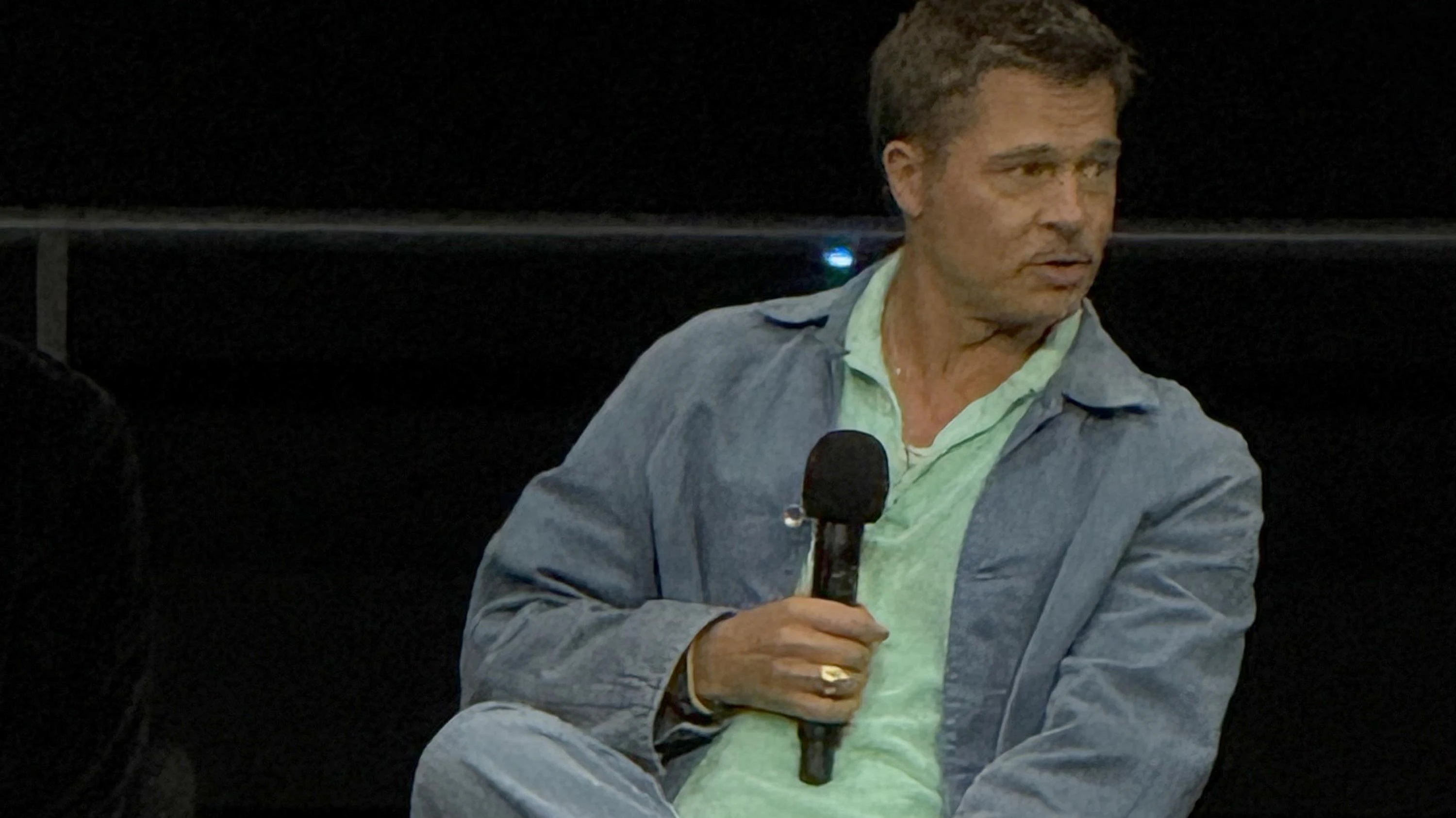 Brad Pitt zeigt sich jugendlich wie selten.