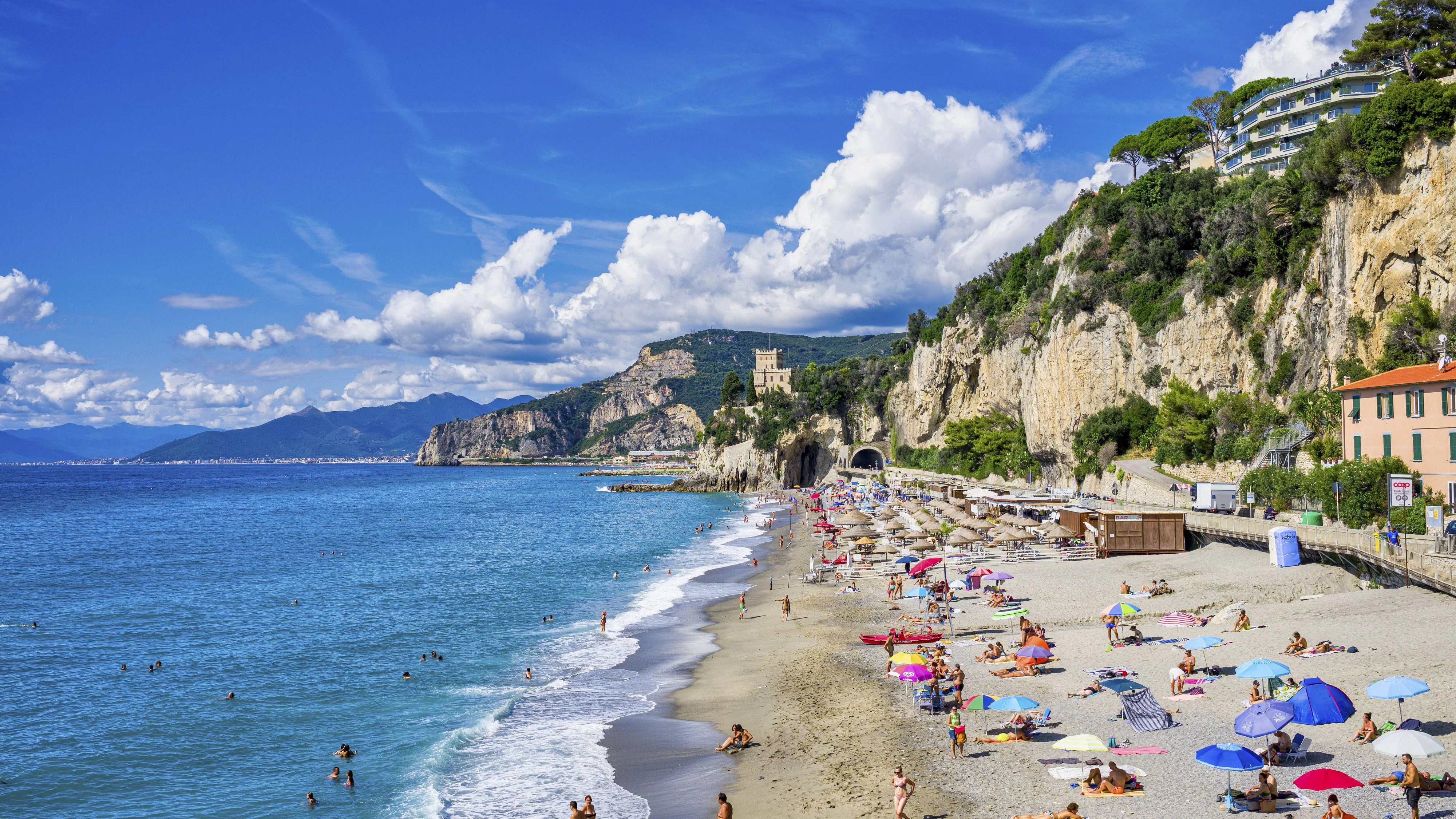 Strand bei Finale Ligure, Ligurien, Italien, Europa Beach near Finale Ligure, Liguria, Italy, Europe Copyright: imageBROKER/LotharxSteiner ibxlot11570572.jpg Bitte beachten Sie die gesetzlichen Bestimmungen des deutschen Urheberrechtes hinsichtlich der Namensnennung des Fotografen im direkten Umfeld der Veröffentlichung