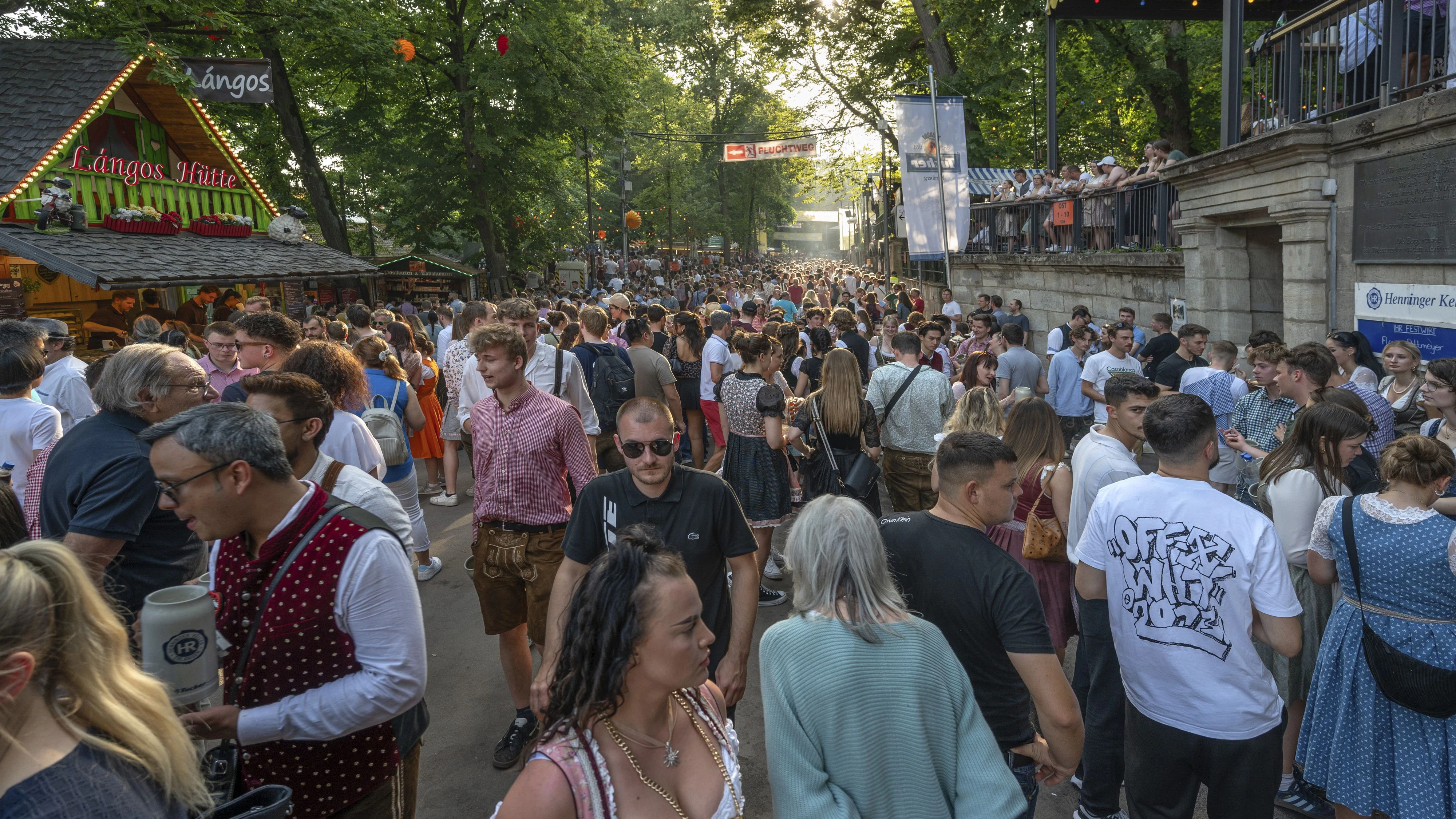 Heute.at - Menschenfeindlich – Volksfest verbannt Schlagersongs