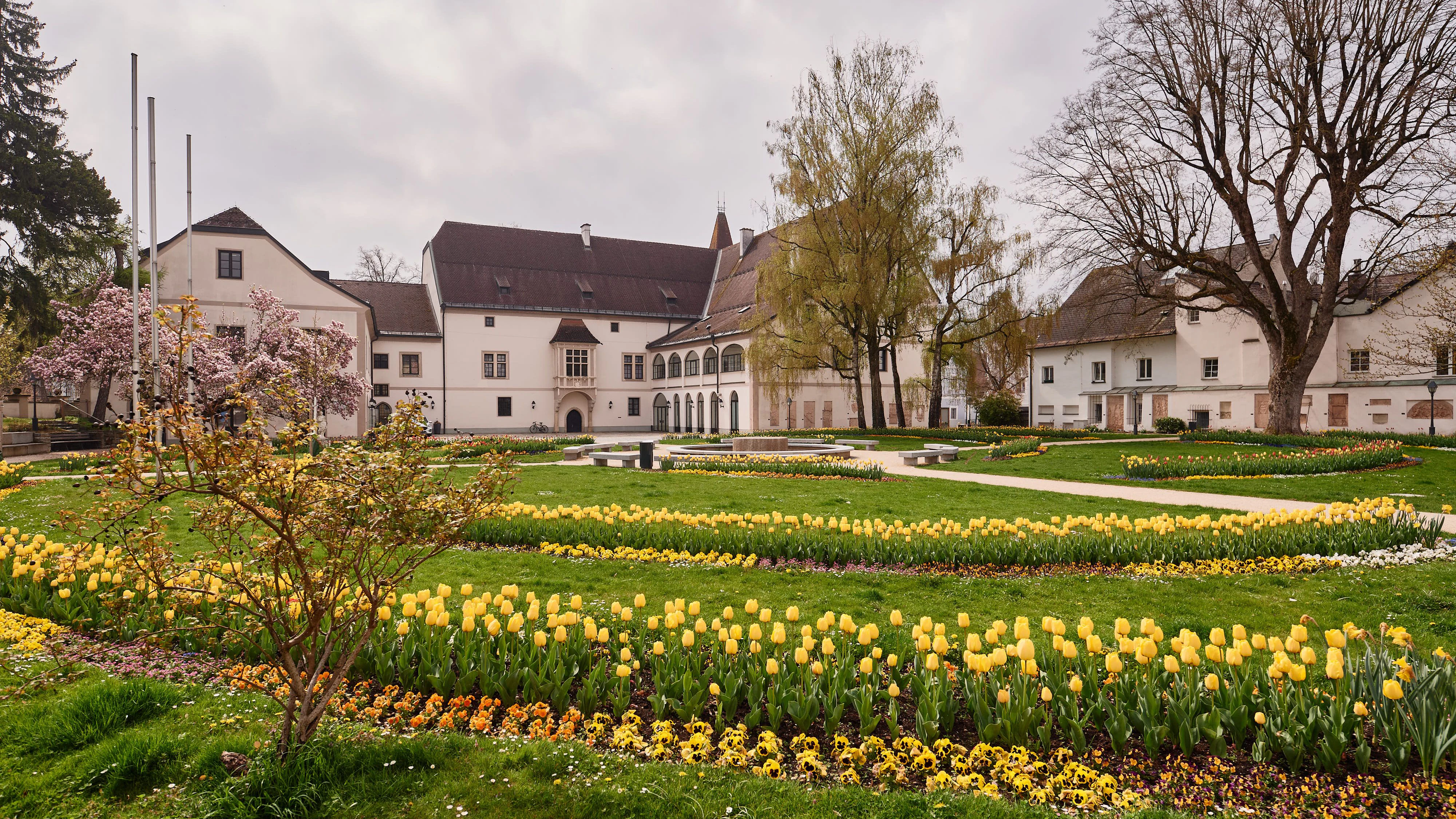 Moderne Bewässerung im Welser Burggarten arbeitet mit intelligenter Sensortechnik sowie Online-Wetterdaten. Stadt der Gärten realisiert nachhaltiges Vorzeigeprojekt für urbane Grünräume.