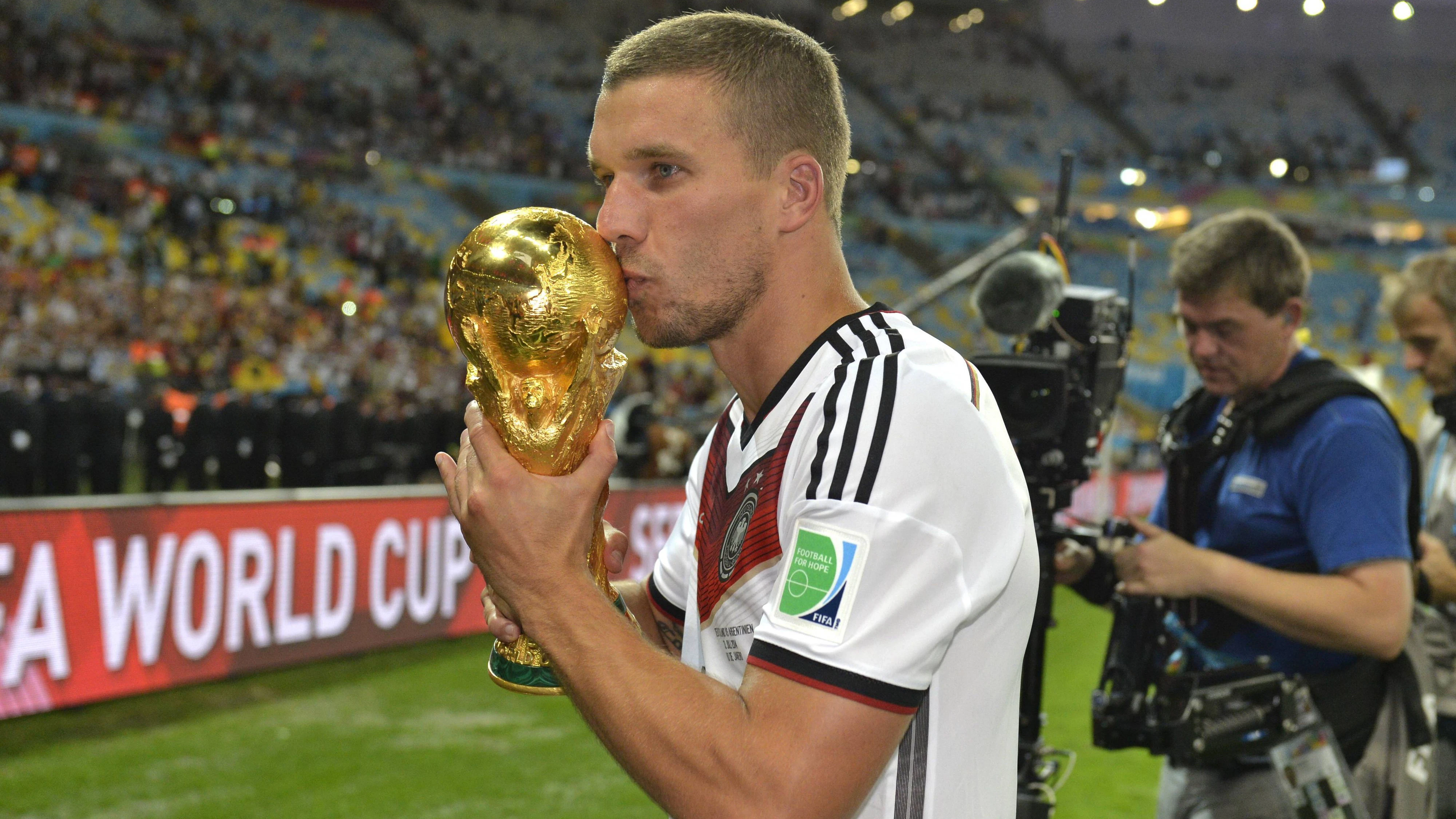 13.07.2014, Fussball WM 2014 - Finale: Deutschland - Argentinien in Rio de Janeiro, Maracana Stadion. Lukas Podolski (Deutschland) küsst den WM-Pokal. PUBLICATIONxNOTxINxNED  13 07 2014 Football World Cup 2014 Final Germany Argentina in Rio de Janeiro Mara Cana Stadium Lukas Podolski Germany kiss the World Cup Cup PUBLICATIONxNOTxINxNED