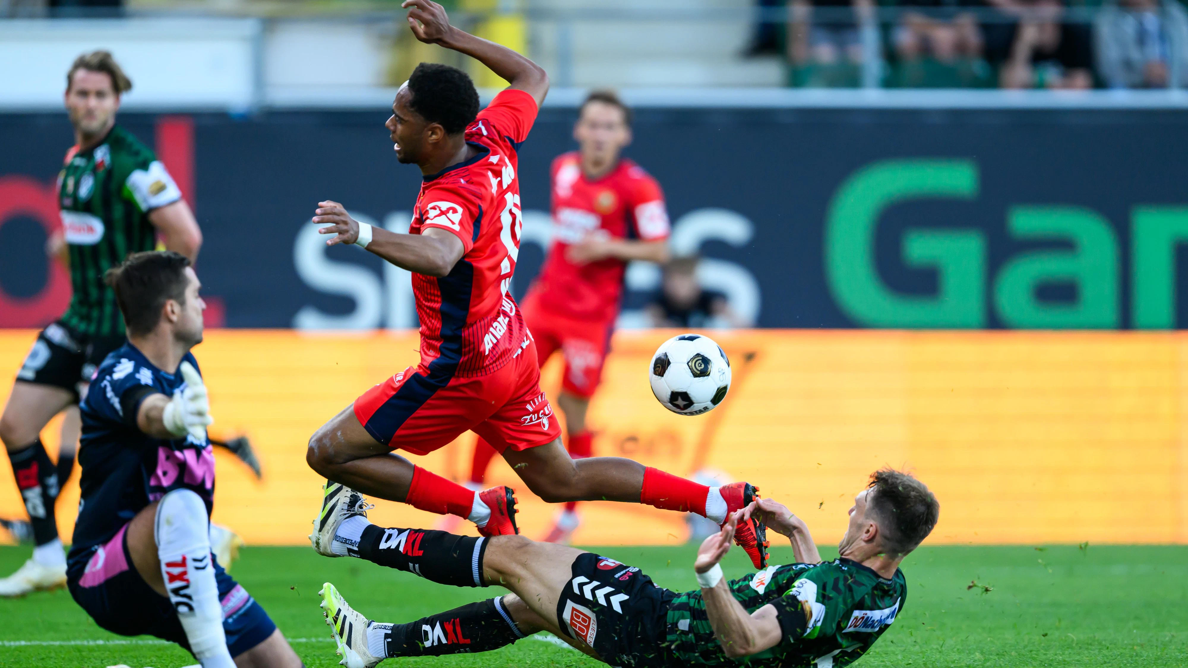 RIED,AUSTRIA,22.MAY.26 - SOCCER - ADMIRAL Bundesliga, Europacup play off, SV Ried vs SK Rapid Wien. Image shows Andreas Leitner (Ried), Petter Nosa Dahl (Rapid) and Nikki Havenaar (Ried). Photo: GEPA pictures/ Christian Moser