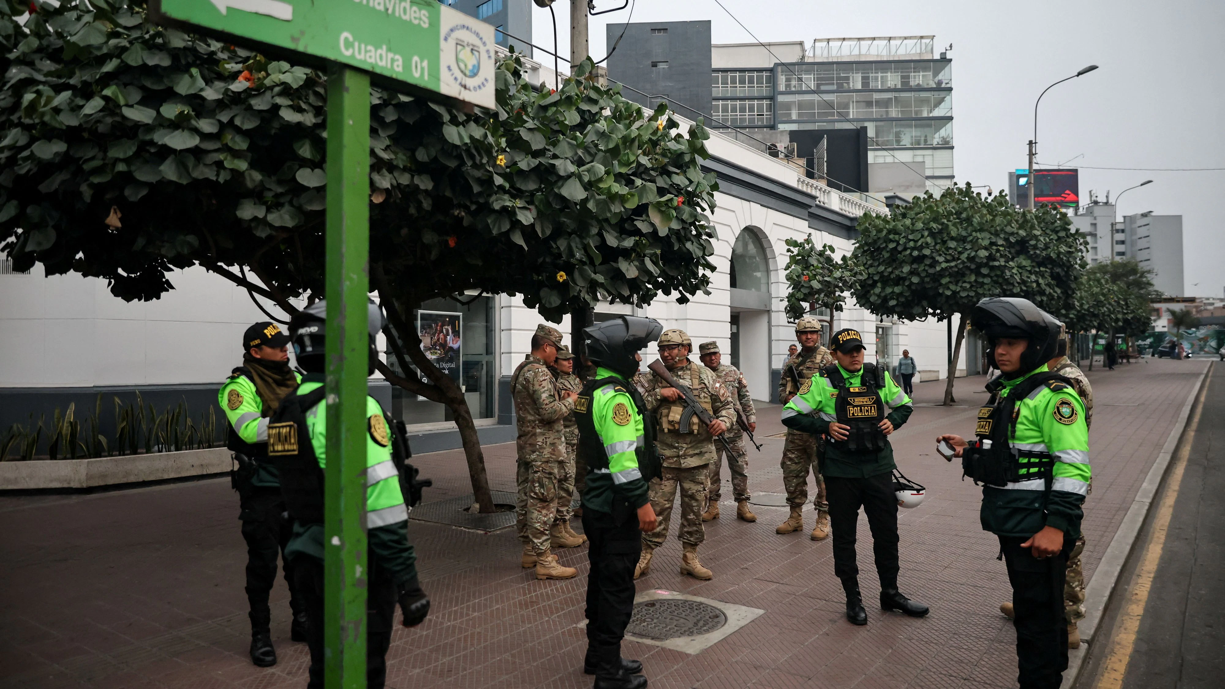Members of the military and Police officers gather, after Peru's President Jose Jeri declared a 30-day state of emergency in the capital and the neighbouring province of Callao to combat rising crime, in Lima, Peru, October 22, 2025. REUTERS/Sebastian Castaneda