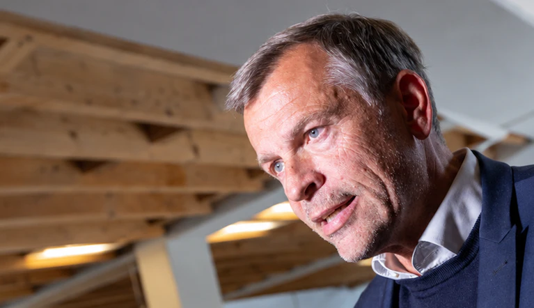 10 Kandidaten, 3 Hearings und 1 neuer Geheimfavorit: Im ORF-Wahlkampf steckt schon mehr Bangaranga als im ESC-Siegertitel. Das Schaulaufen, wie der Plan des Kanzleramts ins Schleudern geriet und wer nun das Momentum auf seiner Seite hat.