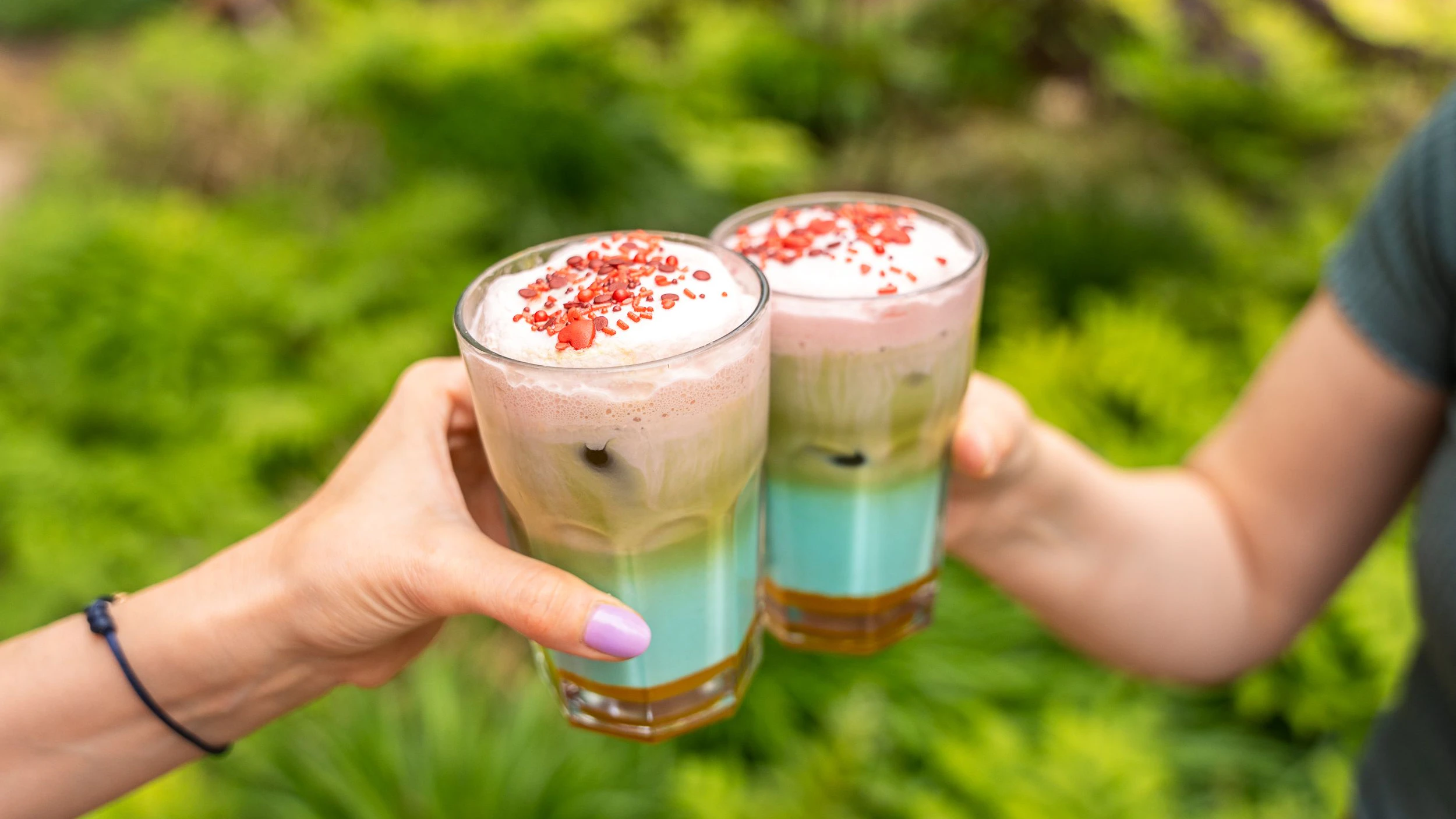 Der neue Iced Rainbow Matcha Latte.
