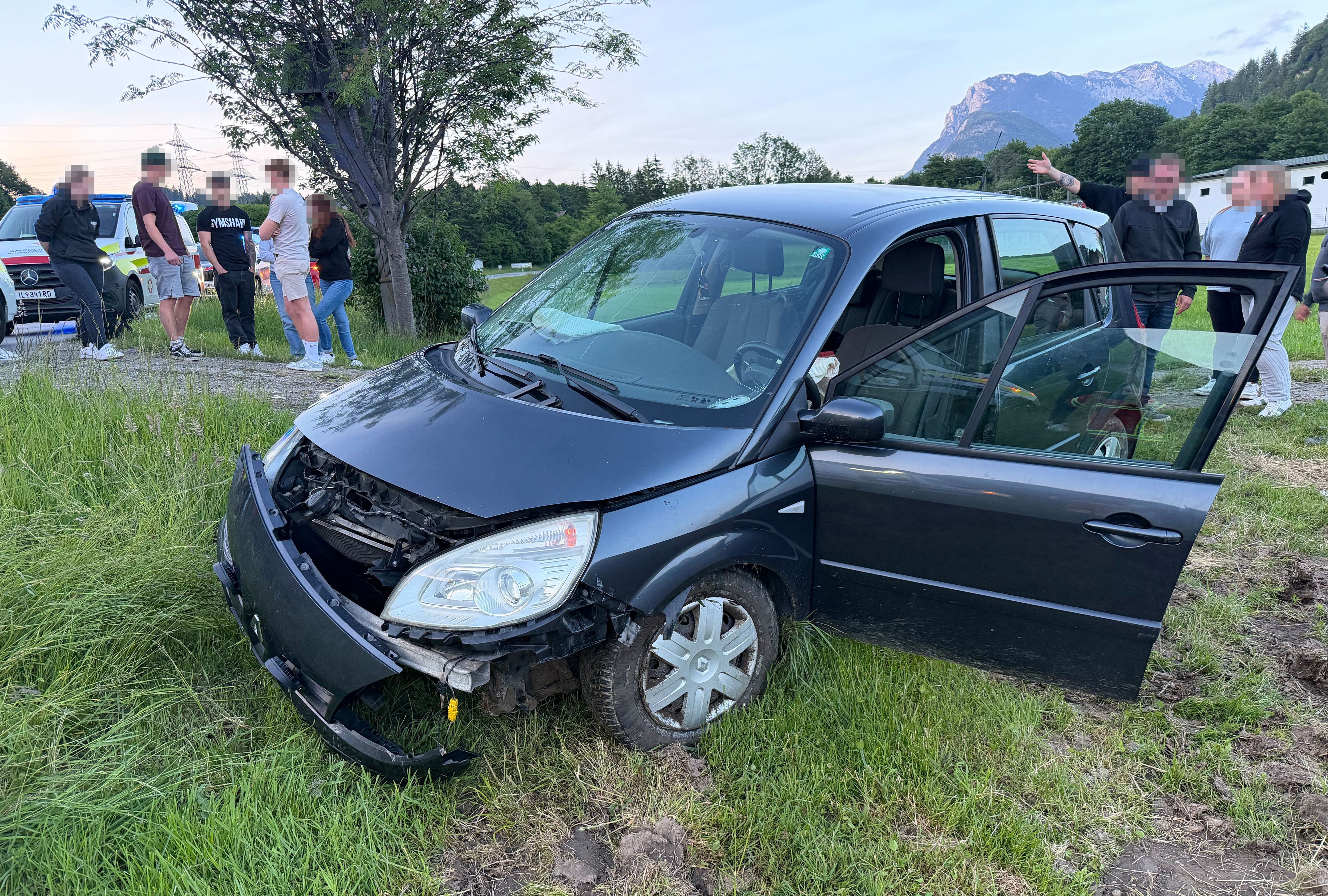 Heute.at - Alko-Fahrt endet im Feld – drei Verletzte im Spital