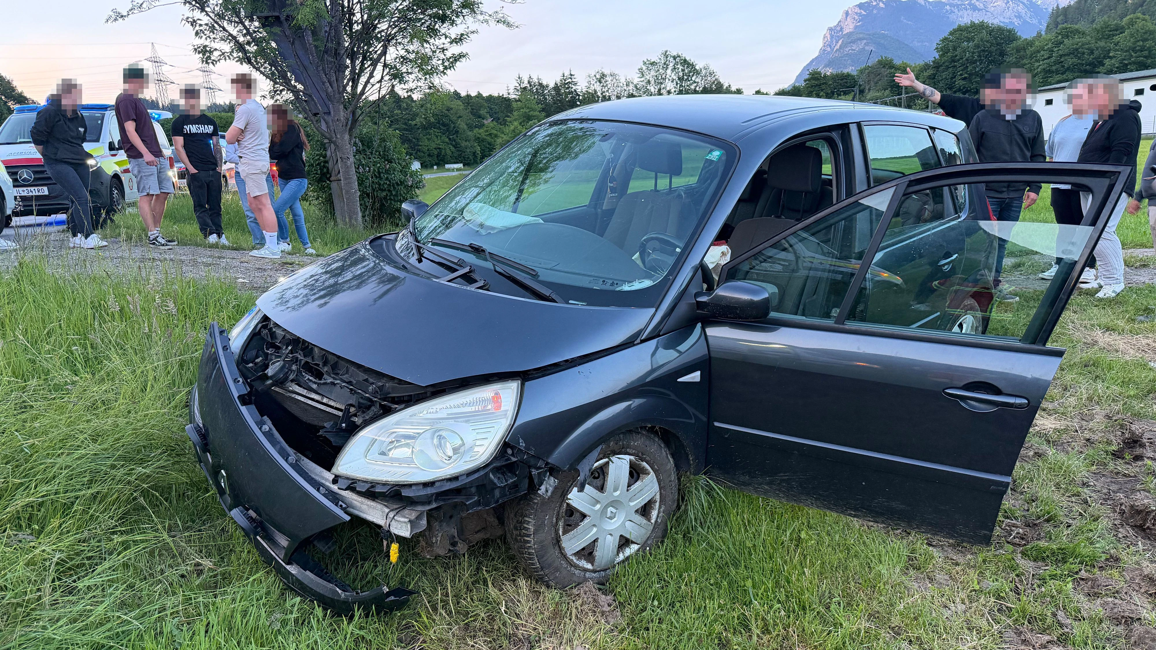 Heute.at - Alko-Fahrt endet im Feld – drei Verletzte im Spital