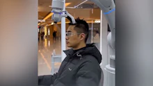 China startet Kioske mit humanoiden AI-Friseur-Robotern