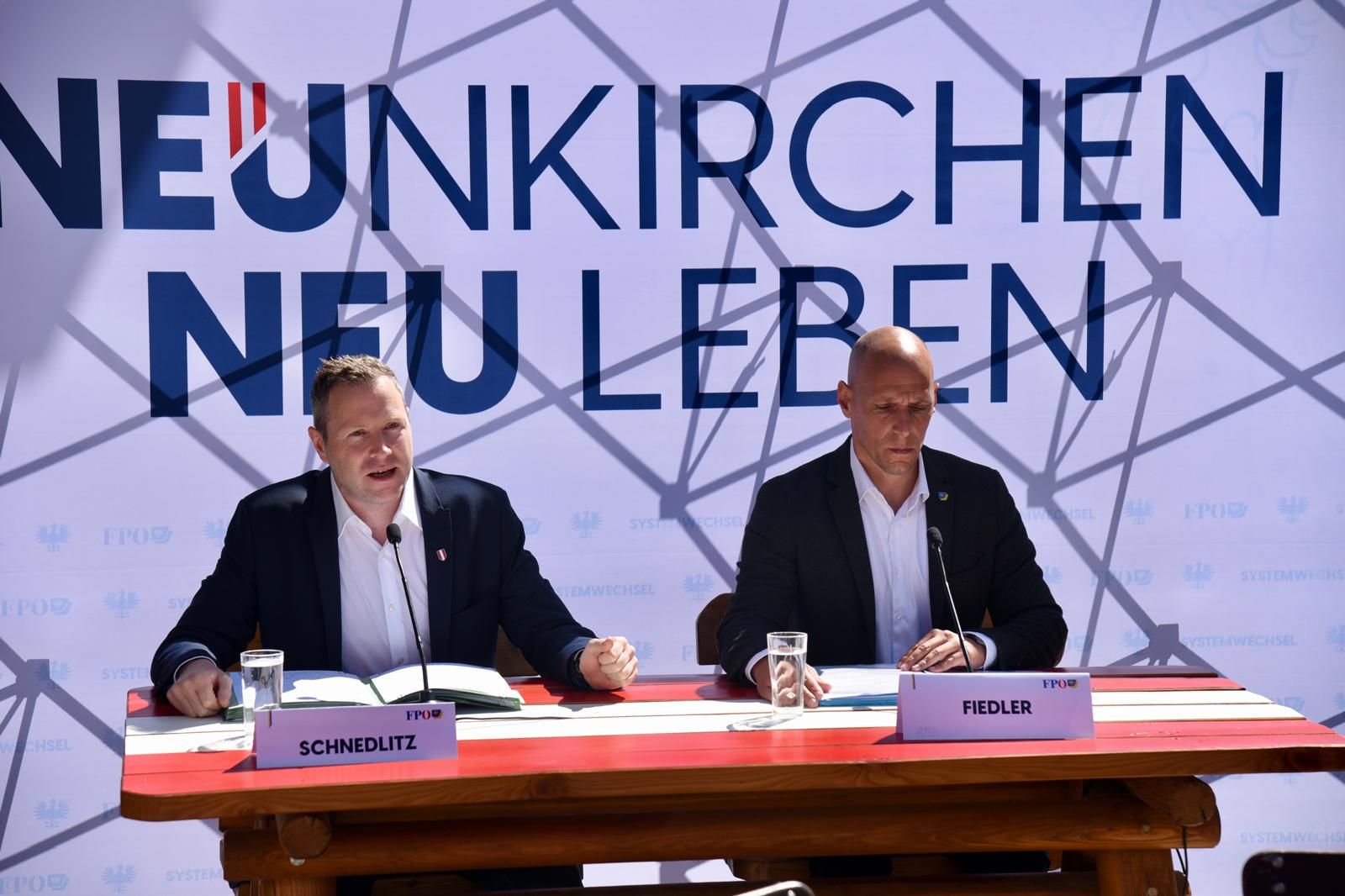 FPÖ-Generalsekretär Michael Schnedlitz und FPÖ-Spitzenkandidat für die Gemeinderatswahl Neunkirchen Helmut Fiedler