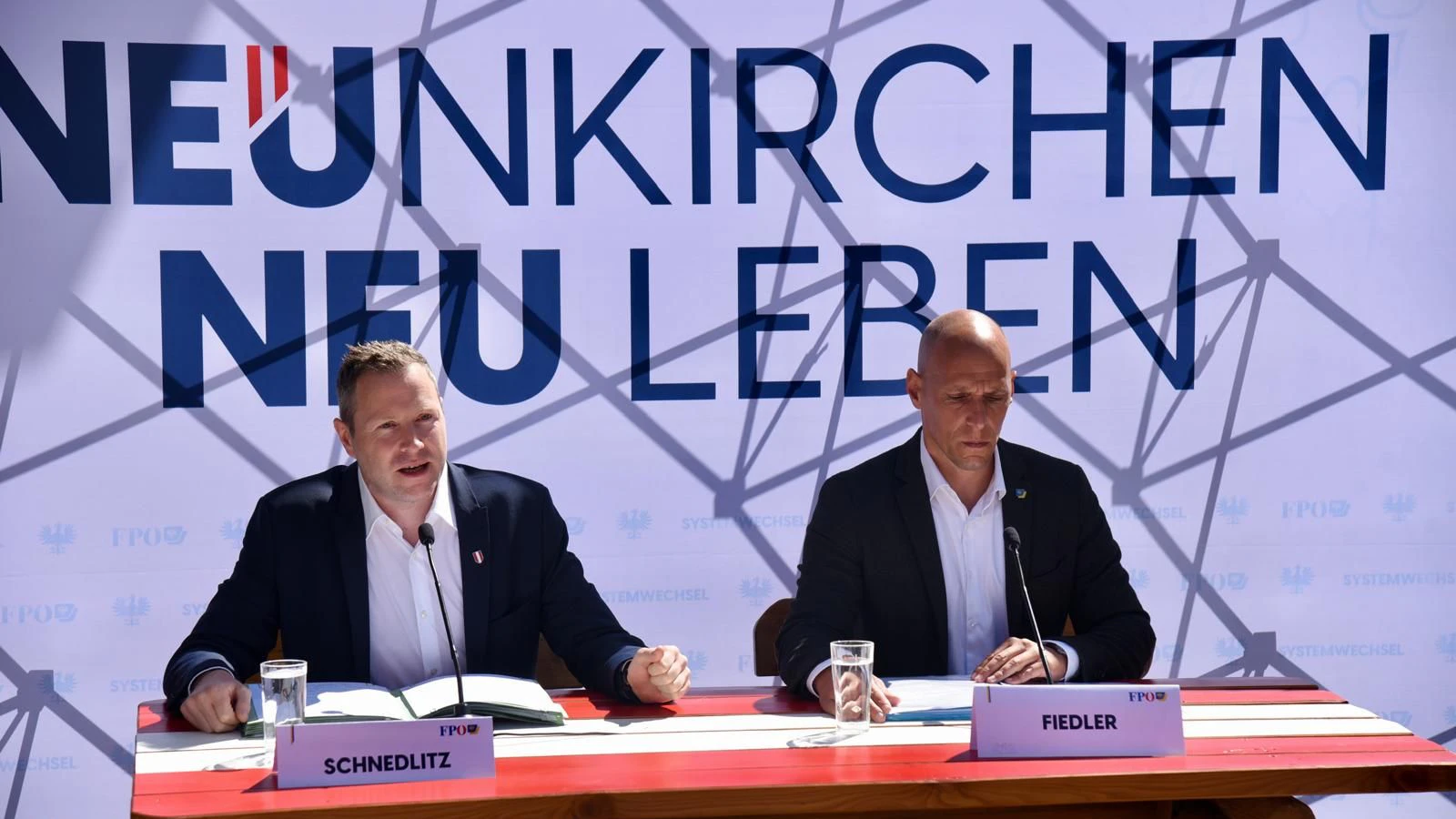 FPÖ-Generalsekretär Michael Schnedlitz und FPÖ-Spitzenkandidat für die Gemeinderatswahl Neunkirchen Helmut Fiedler