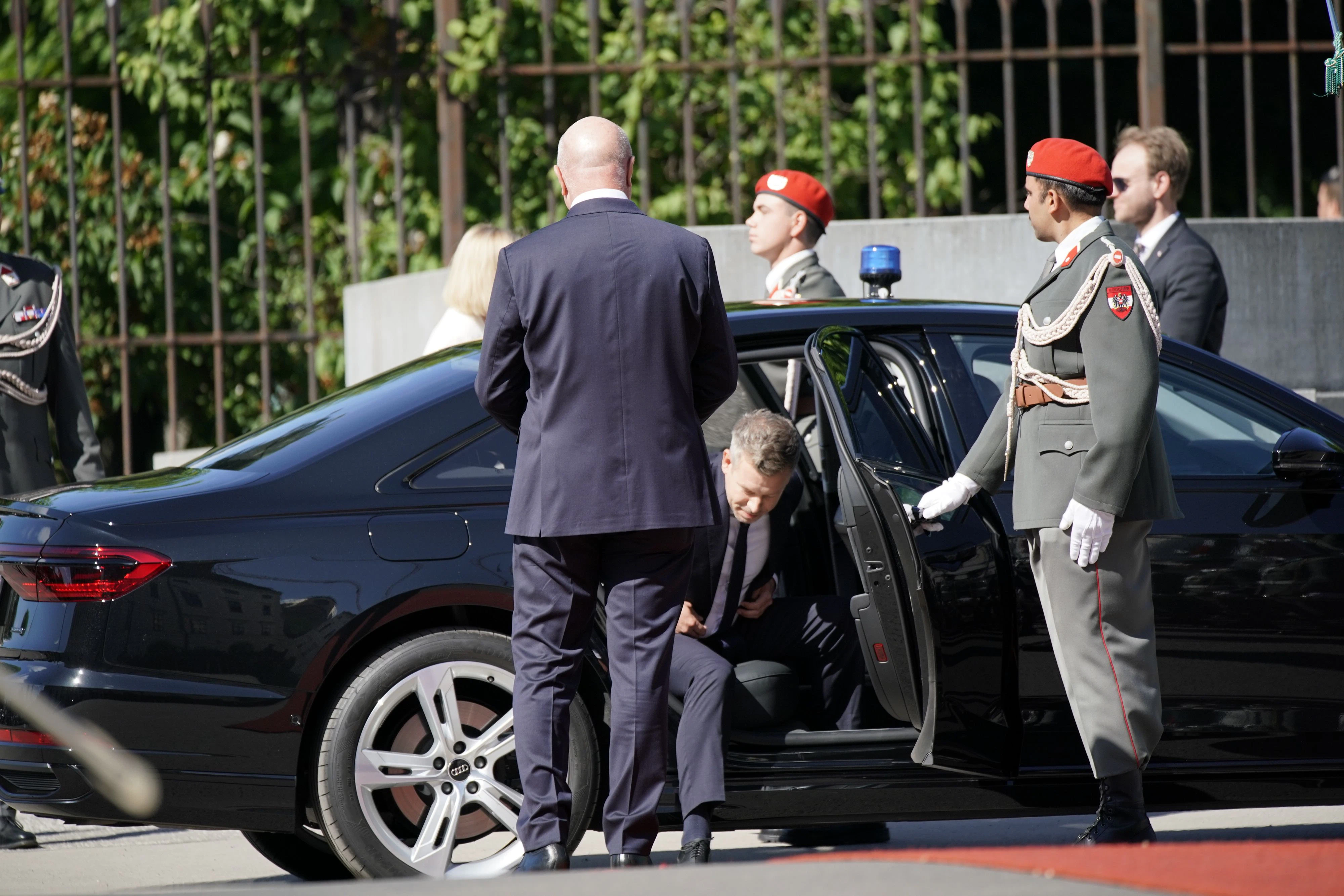 Na, der Magyar Peter kommt auch schon ganz schön schwer aus der Limo