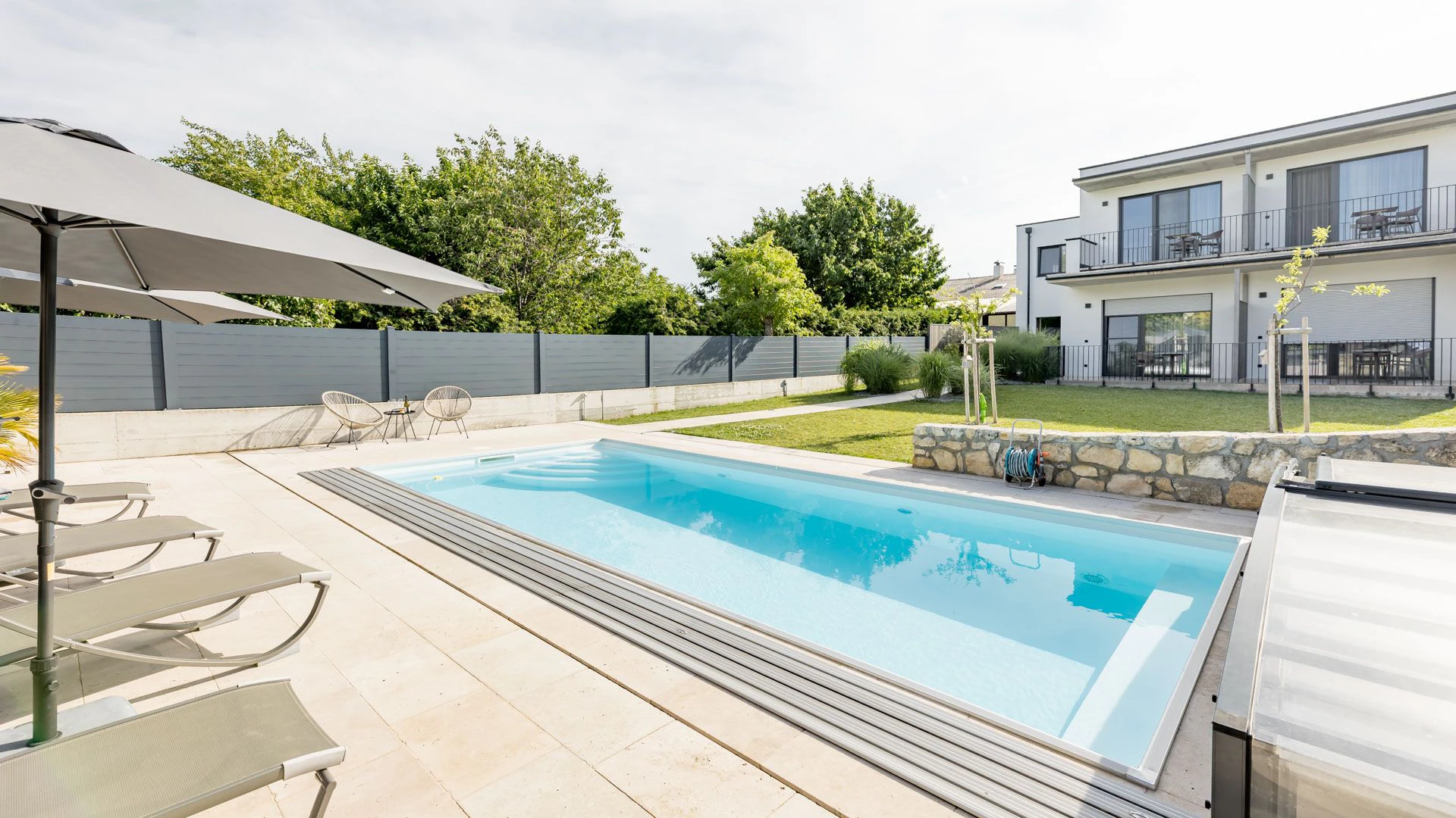 Der Garten ist eine Wohlfühloase mit Pool und Beerengarten.