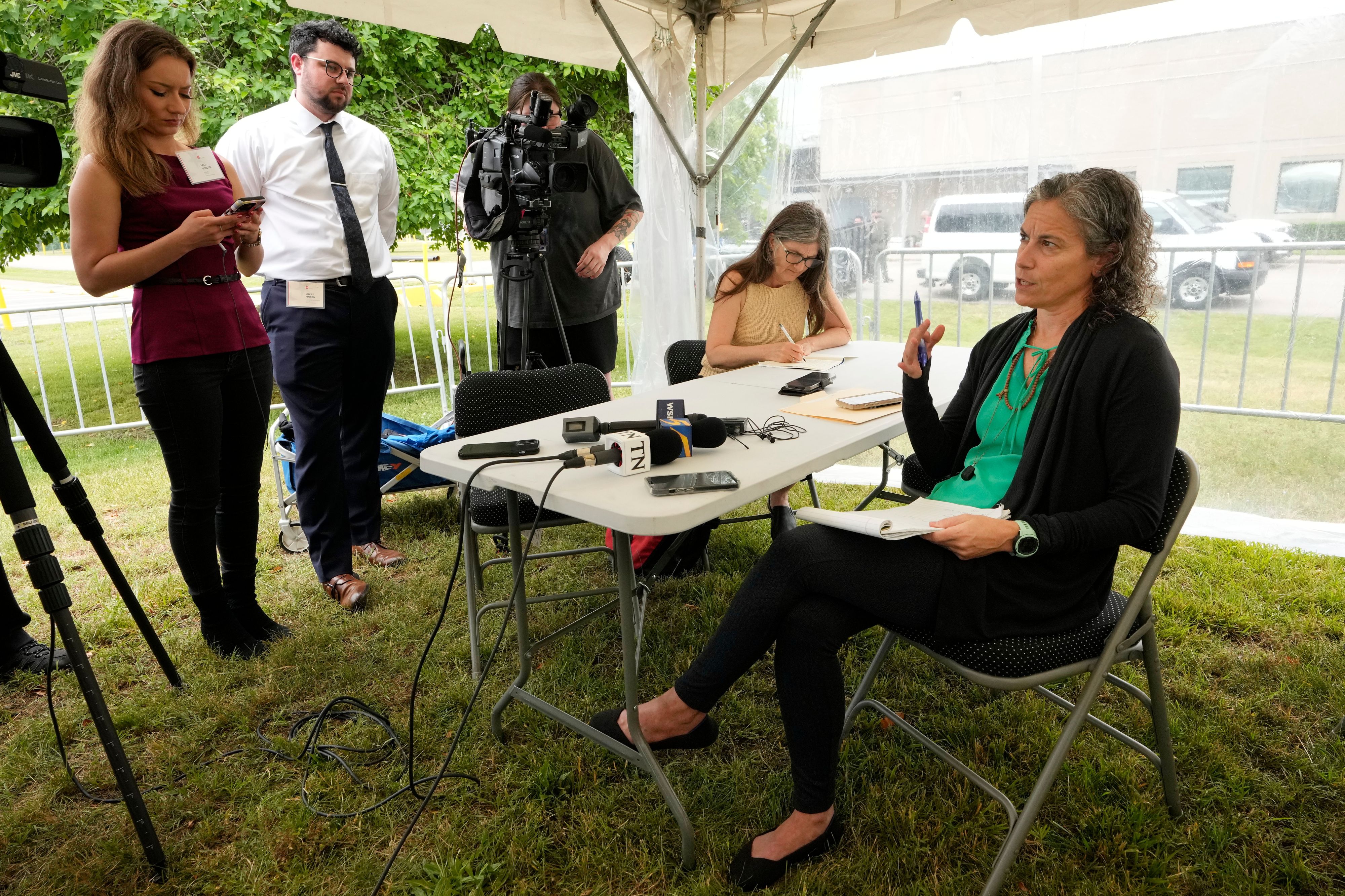 Maria DeLiberato (rechts), die Anwältin des zum Tode verurteilten Häftlings Tony Von Carruthers, spricht nach der Absage der Hinrichtung mit Reportern. Bei ihrem Mandanten konnte keine geeignete Vene gefunden werden, wie es das Protokoll für Hinrichtungen durch die Giftspritze vorschreibt. Donnerstag, 21. Mai 2026, in Nashville, Tennessee