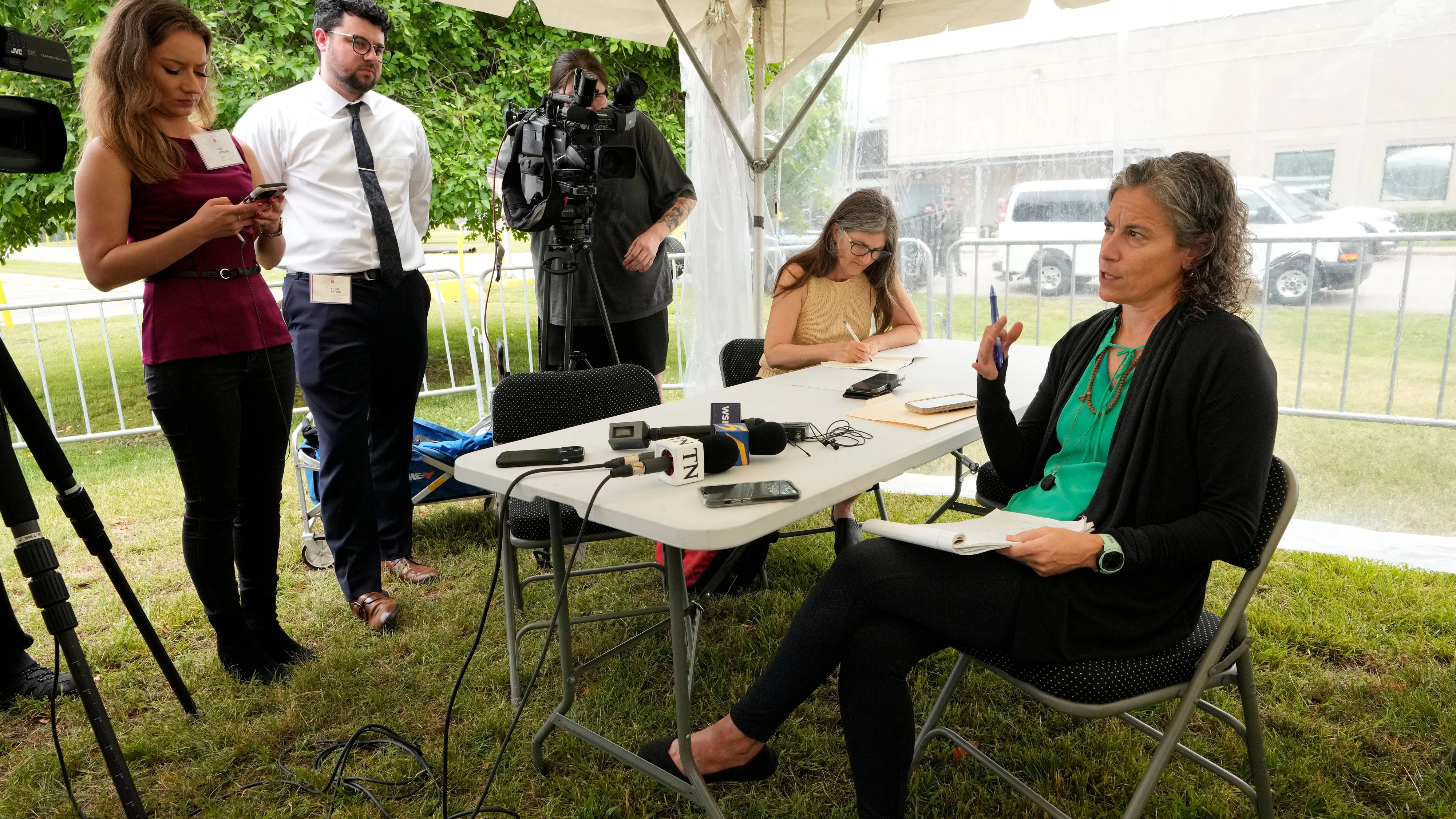 Maria DeLiberato (rechts), die Anwältin des zum Tode verurteilten Häftlings Tony Von Carruthers, spricht nach der Absage der Hinrichtung mit Reportern. Bei ihrem Mandanten konnte keine geeignete Vene gefunden werden, wie es das Protokoll für Hinrichtungen durch die Giftspritze vorschreibt. Donnerstag, 21. Mai 2026, in Nashville, Tennessee
