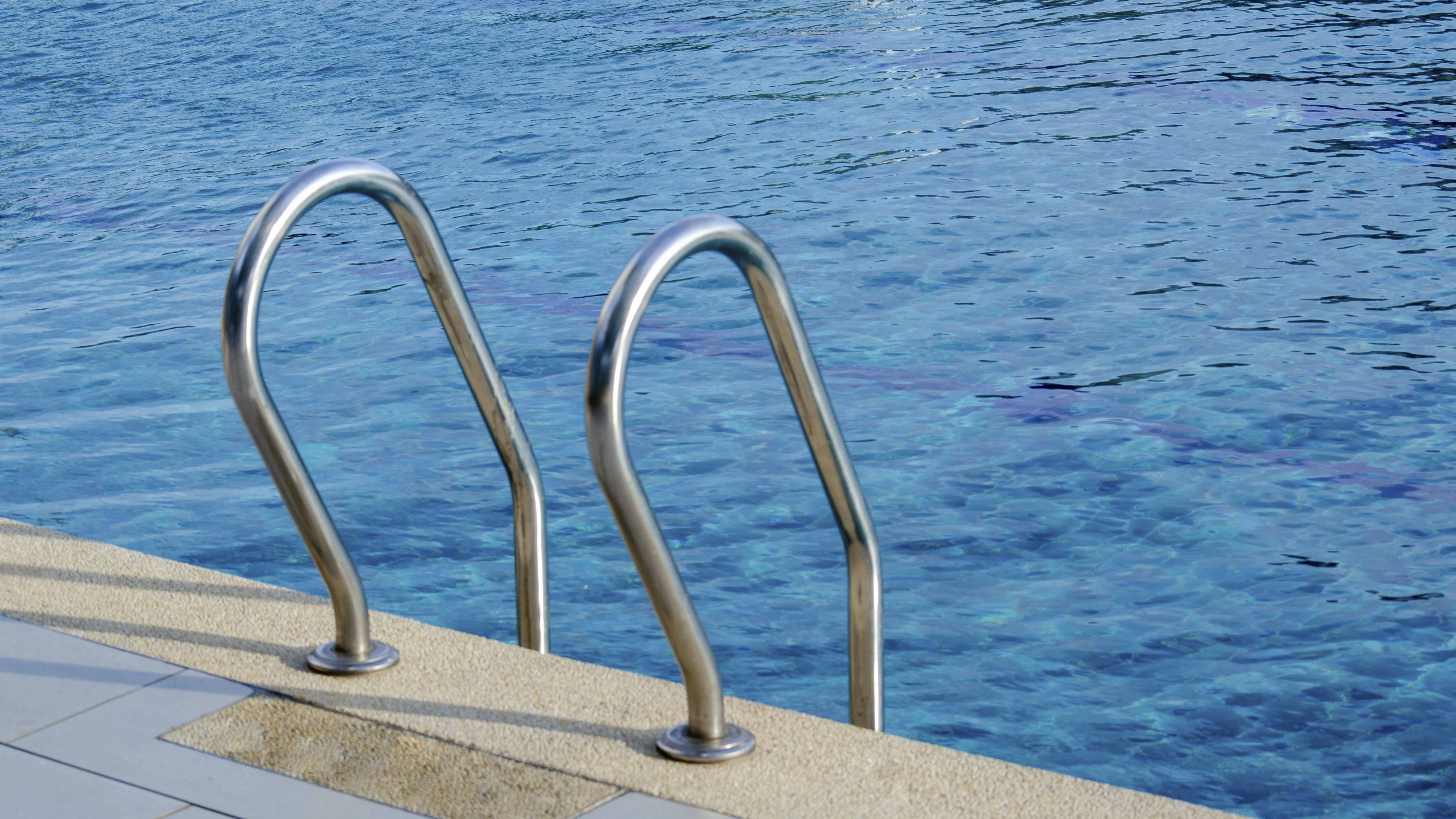 In einem Hotelpool soll es zu dem Übergriff gekommen sein. (Symbolbild)