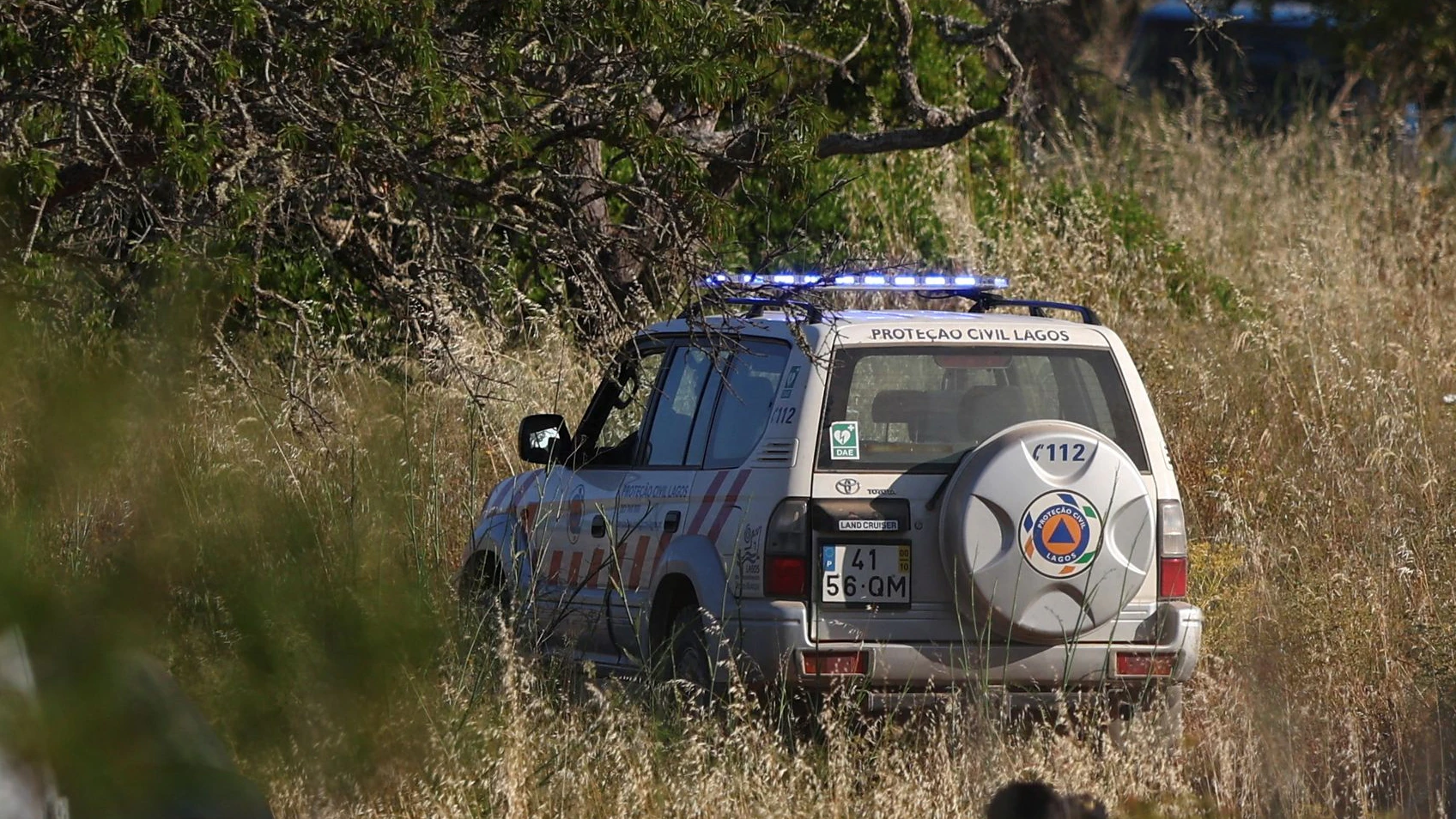 Eine 41-jährige Französin und ihr 55-jähriger Lebensgefährte haben laut Polizei zwei kleine Buben im Alter von drei und fünf Jahren an einer abgelegenen Landstraße in Portugal ausgesetzt.