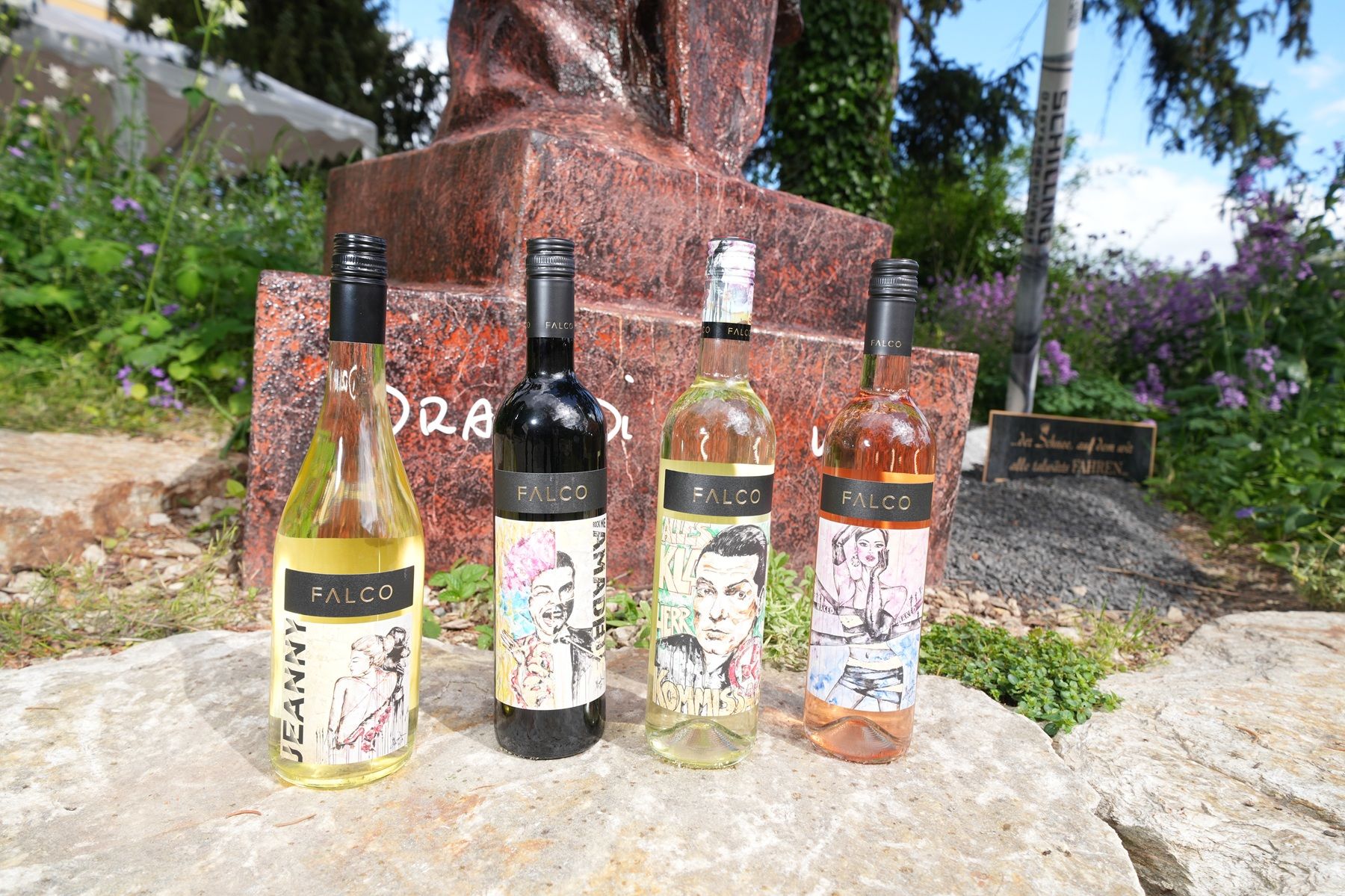Edle Tropfen mit Kultstatus: Die Falco-Wein Edition wurde im Rahmen der Eröffnung des neuen Skulpturenparks präsentiert.