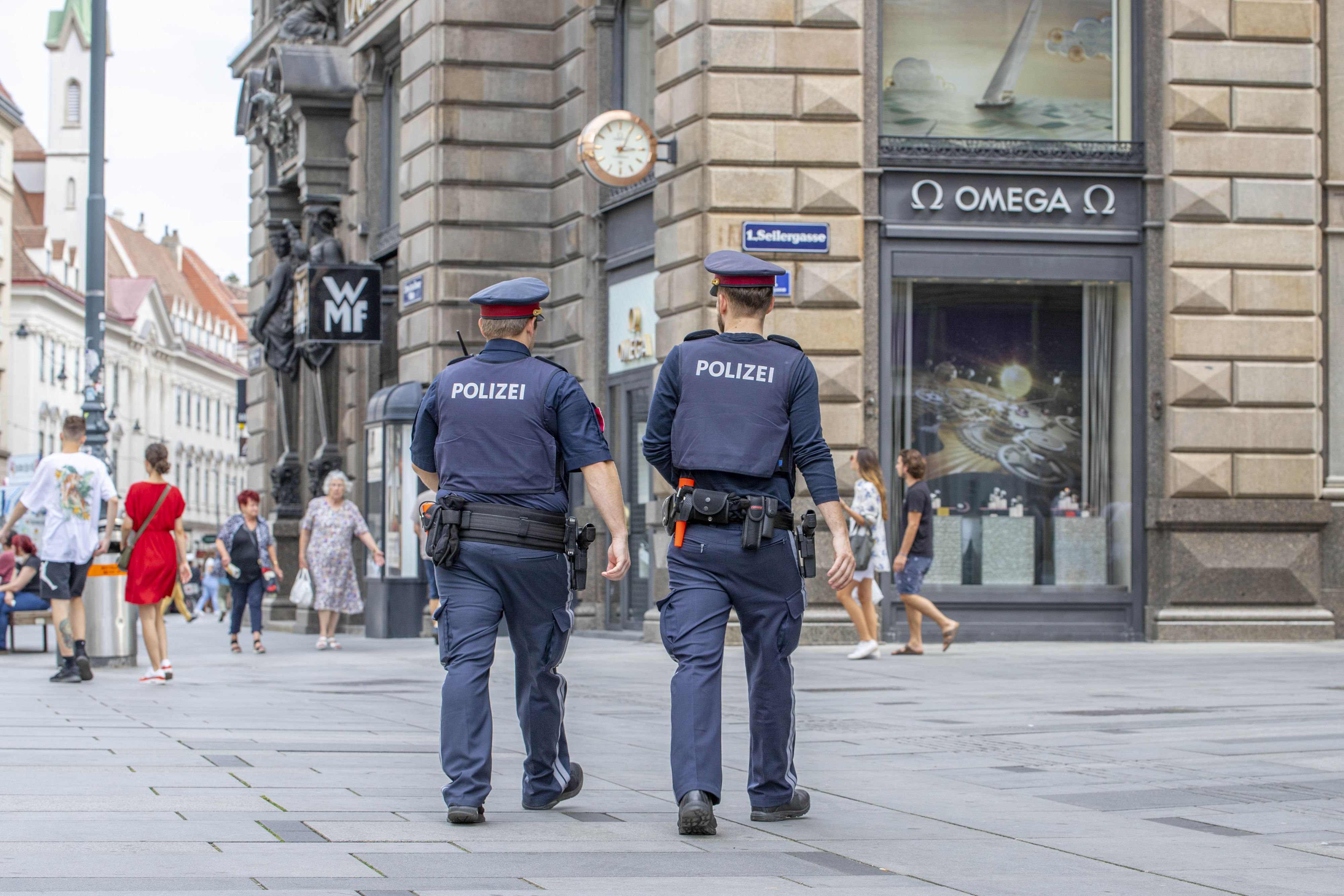 Polizisten in Uniform auf Streife am Graben im 1. Wiener Gemeindebezirk. Archivbild