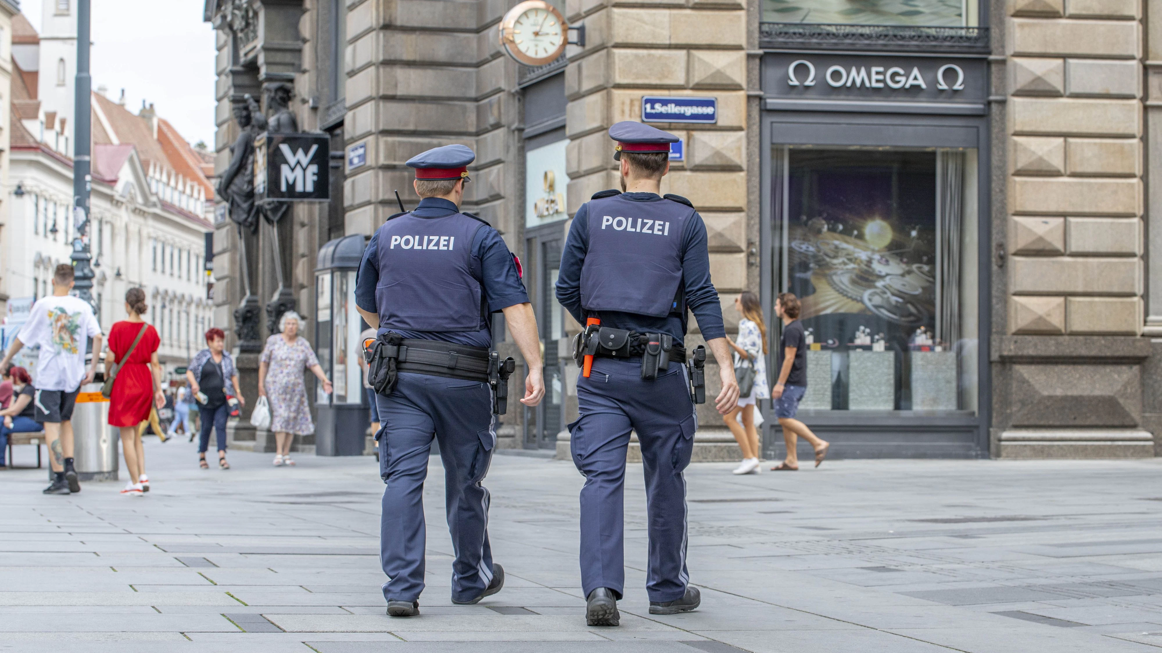 Polizisten in Uniform auf Streife am Graben im 1. Wiener Gemeindebezirk. Archivbild