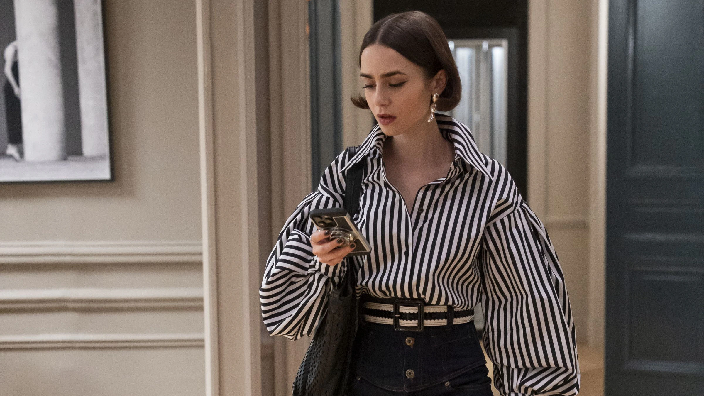 Lily Collins als Emily in Episode 506 von "Emily in Paris".