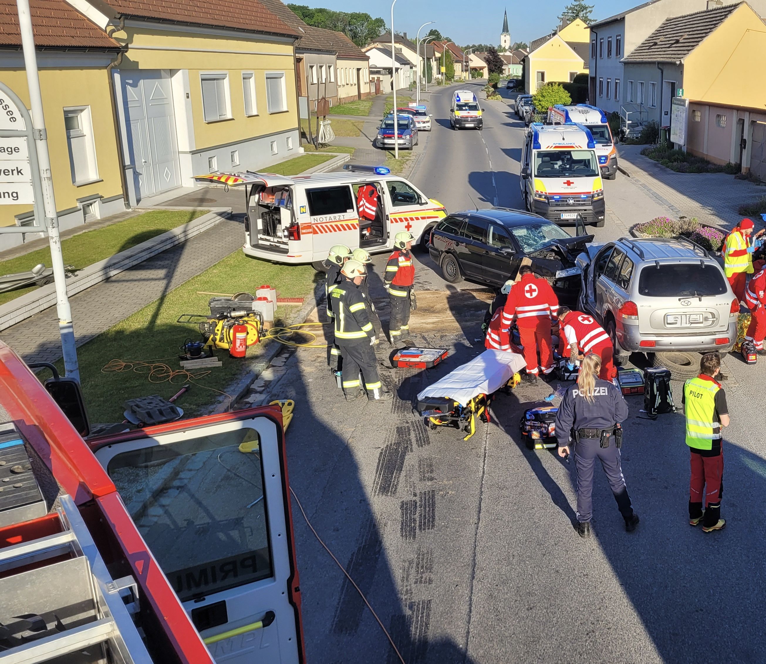 Sieben Menschen wurden bei dem Crash verletzt, ein Hund überlebte den Unfall nicht.