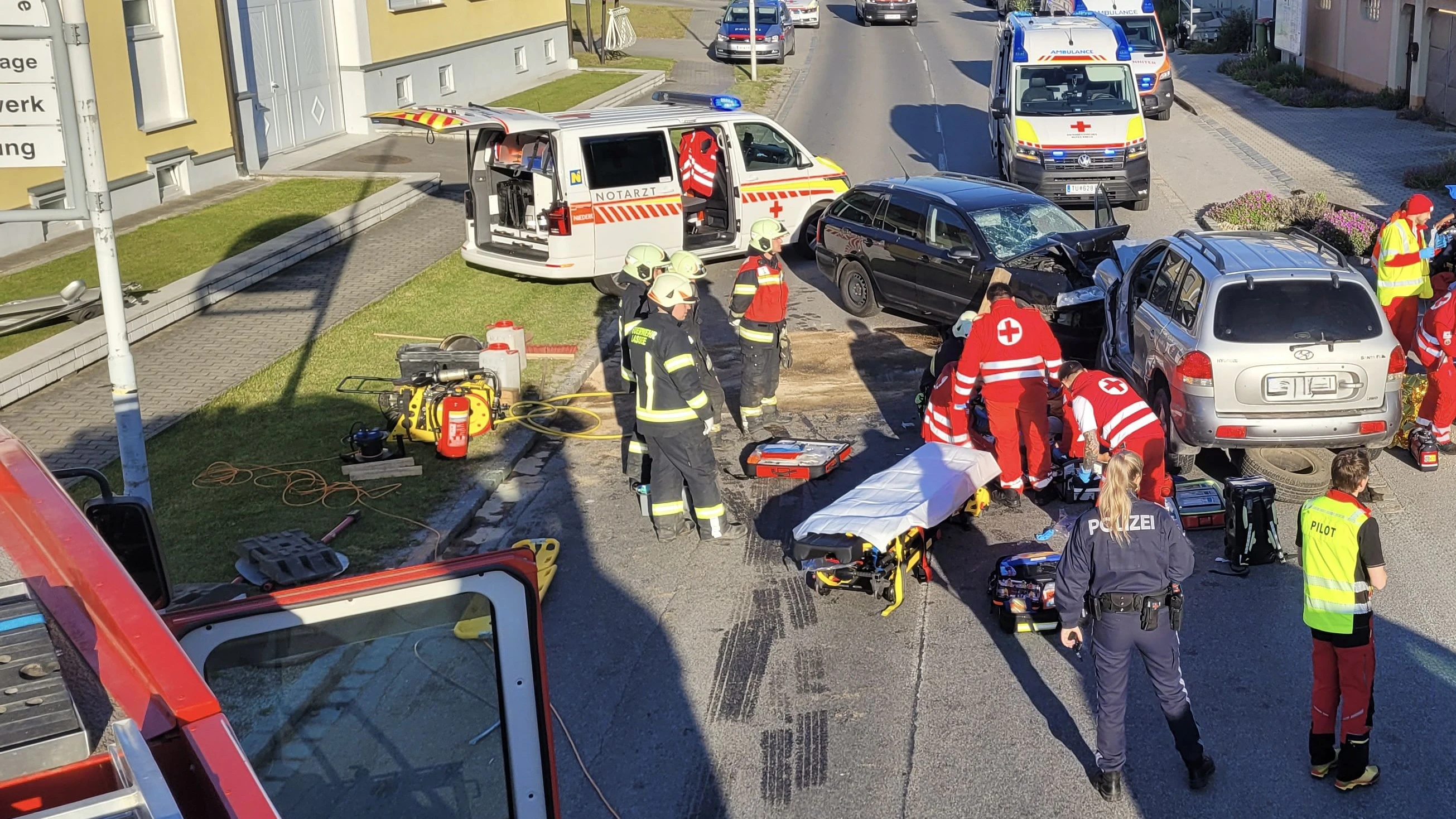 Sieben Menschen wurden bei dem Crash verletzt, ein Hund überlebte den Unfall nicht.