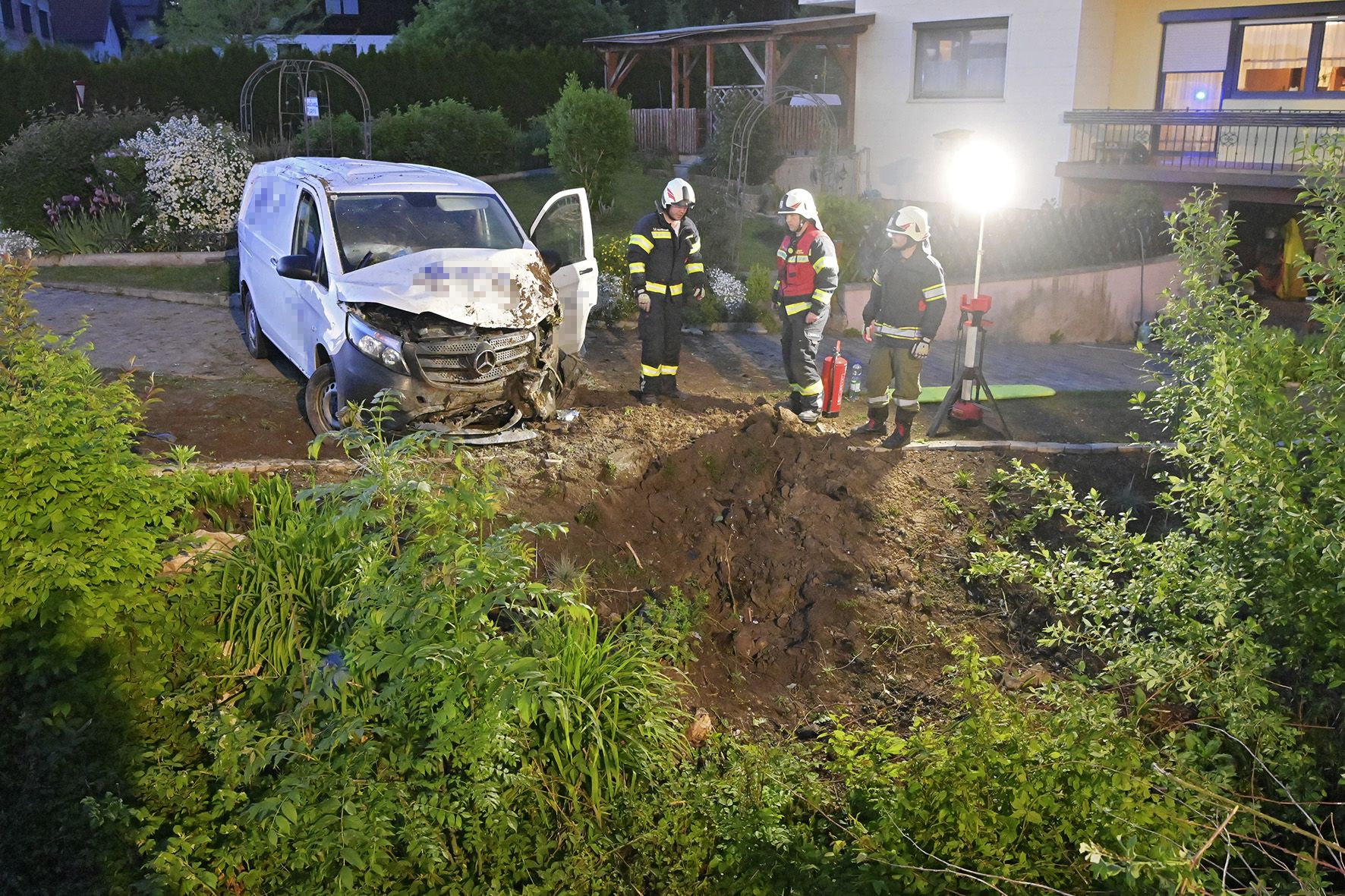 Hier krachte der Wagen durch die Hecke.