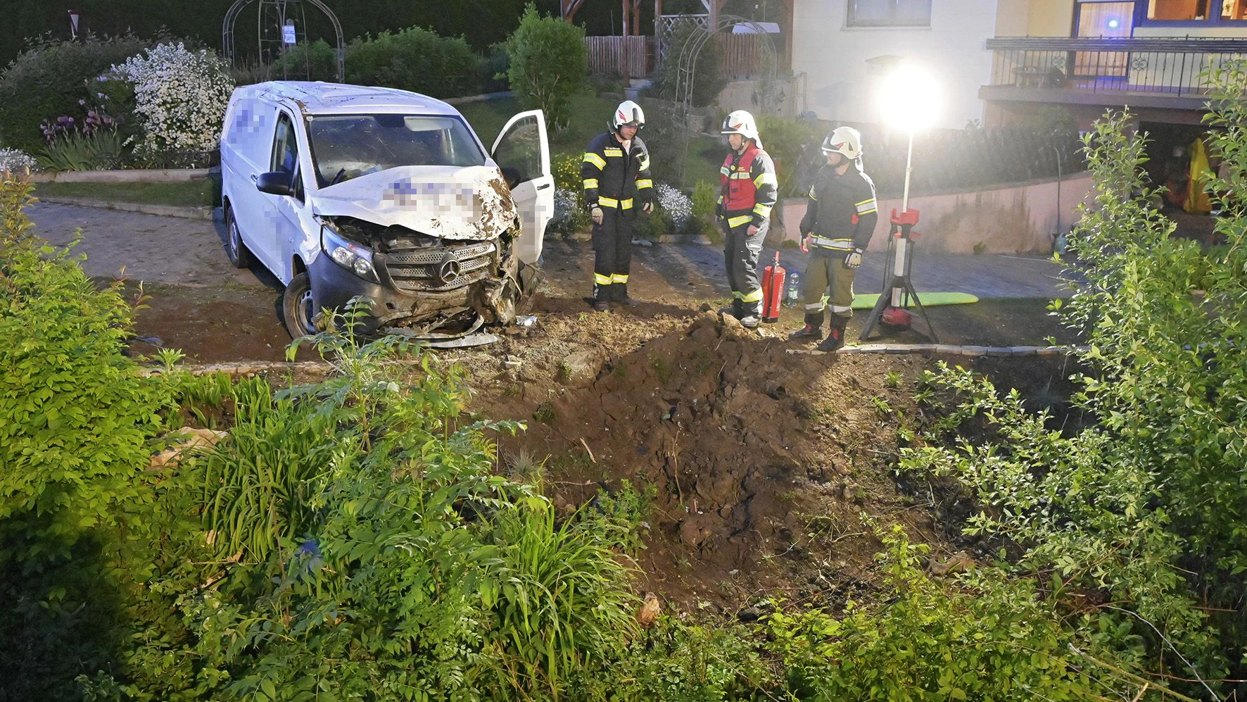 Hier krachte der Wagen durch die Hecke.