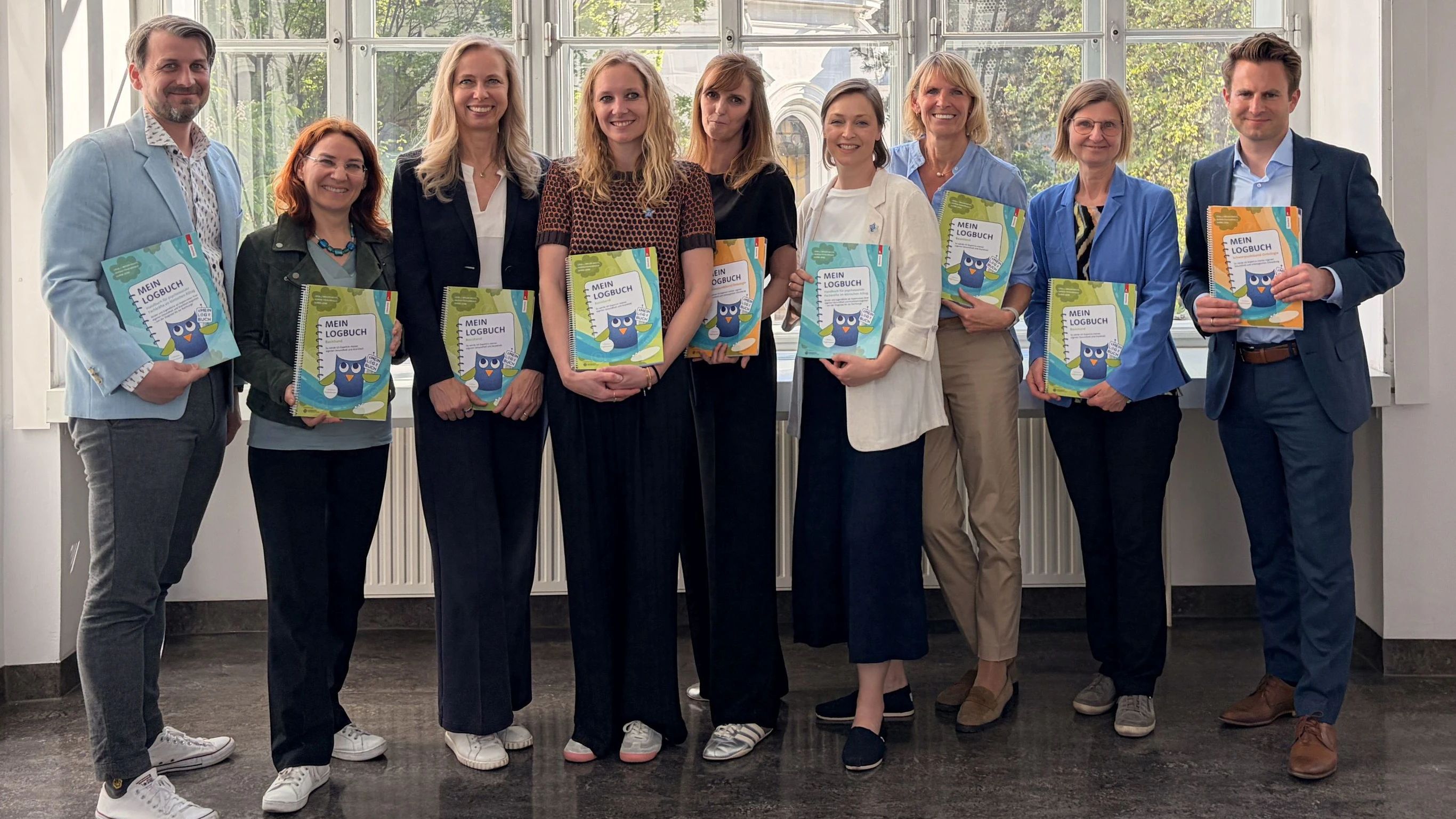 Dasn ganze Team zusammen: v. links nach rechts: Univ.-Prof. DDr. Johannes Gojo, BSc.; Dr. Regina Jaschke (TRAUNER Verlag); Univ.-Prof. Dr. Angelika Berger; Dr. Liesa J. Weiler-Wichtl (Autorin); Dr. Ulrike Leiss (Autorin); Mag. Verena Fohn-Erhold (Autorin); Dr. Renate Fuiko; Univ.-Prof. Dr. Susanne Greber-Platzer; Mag. Rudolf Trauner (Trauner Verlag) bei der Buchpräsentation.