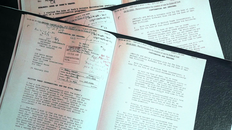 Es wird für ihn immer enger. Die Polizei fand bei zwei Hausdurchsuchungen offenbar belastendes Material gegen Andrew Mountbatten-Windsor. Neue Regierungsdokumente rücken zudem seine Ernennung zum Handelsdelegierten in ein schiefes Licht. Darum geht's.