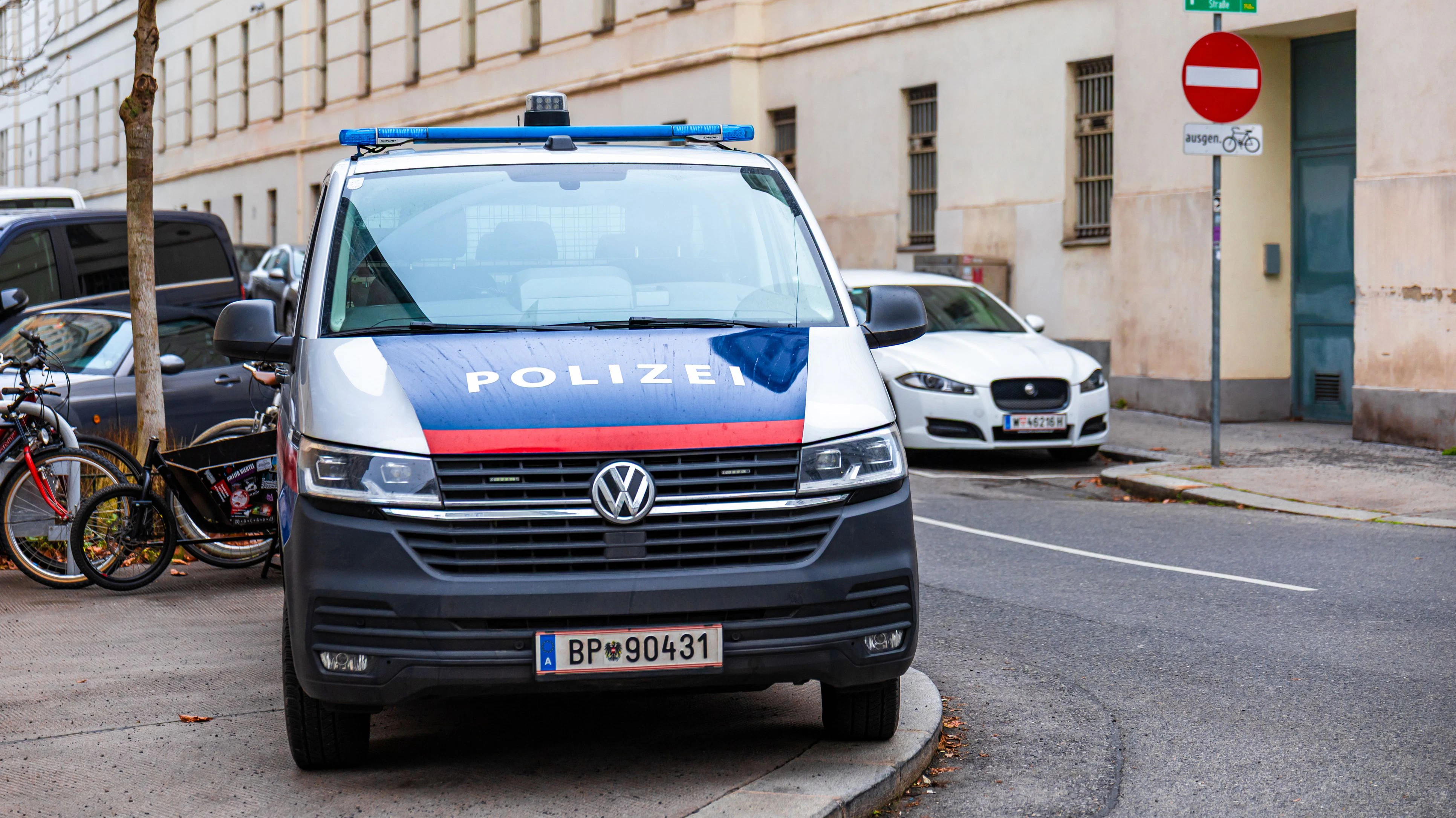 Heute.at - Autofahrer schleift Polizisten auf Flucht 100 Meter mit
