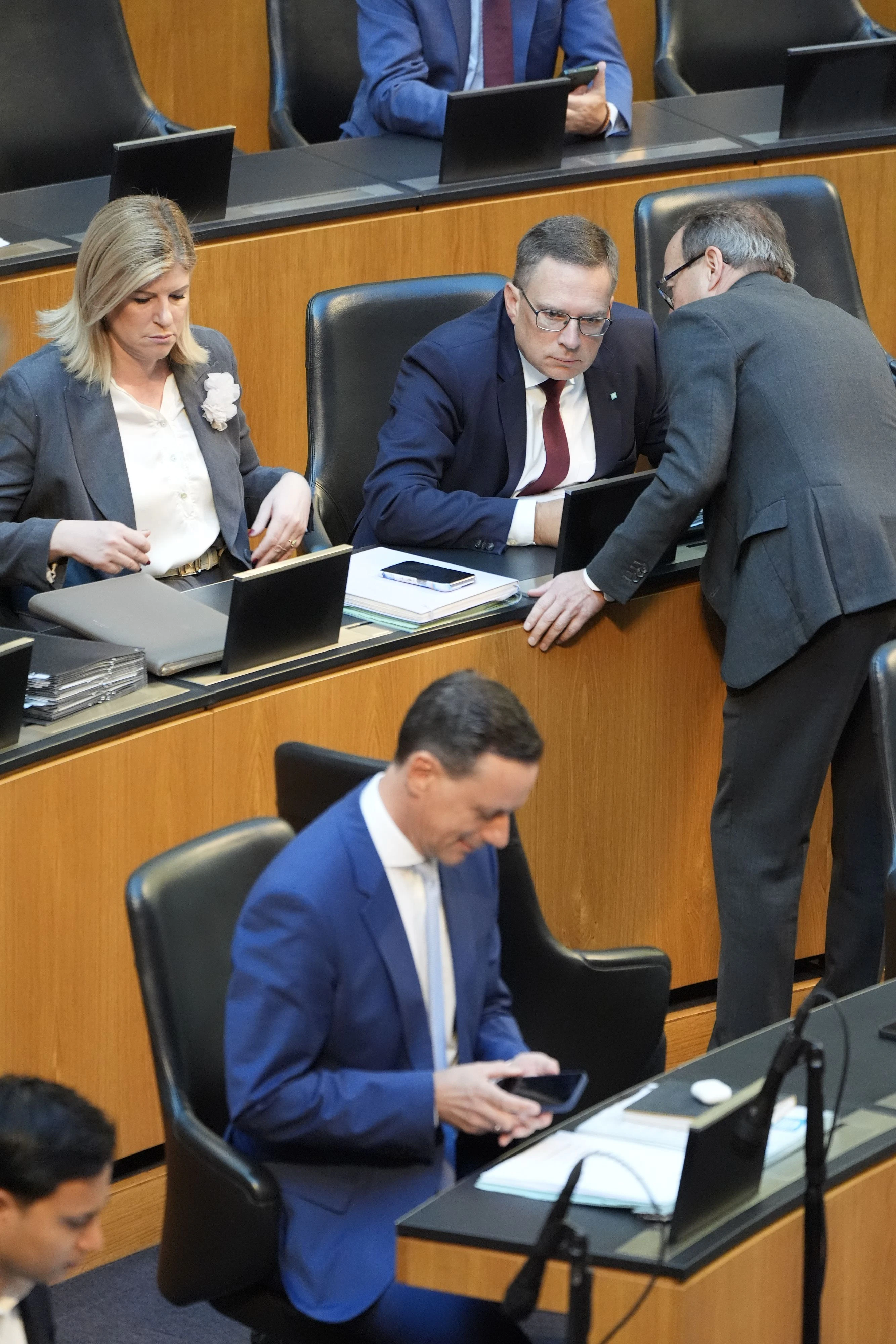 Wieso sitzt denn der Gschniegelte auf mein Platz? Des is dei Nachfolger, Gust ...