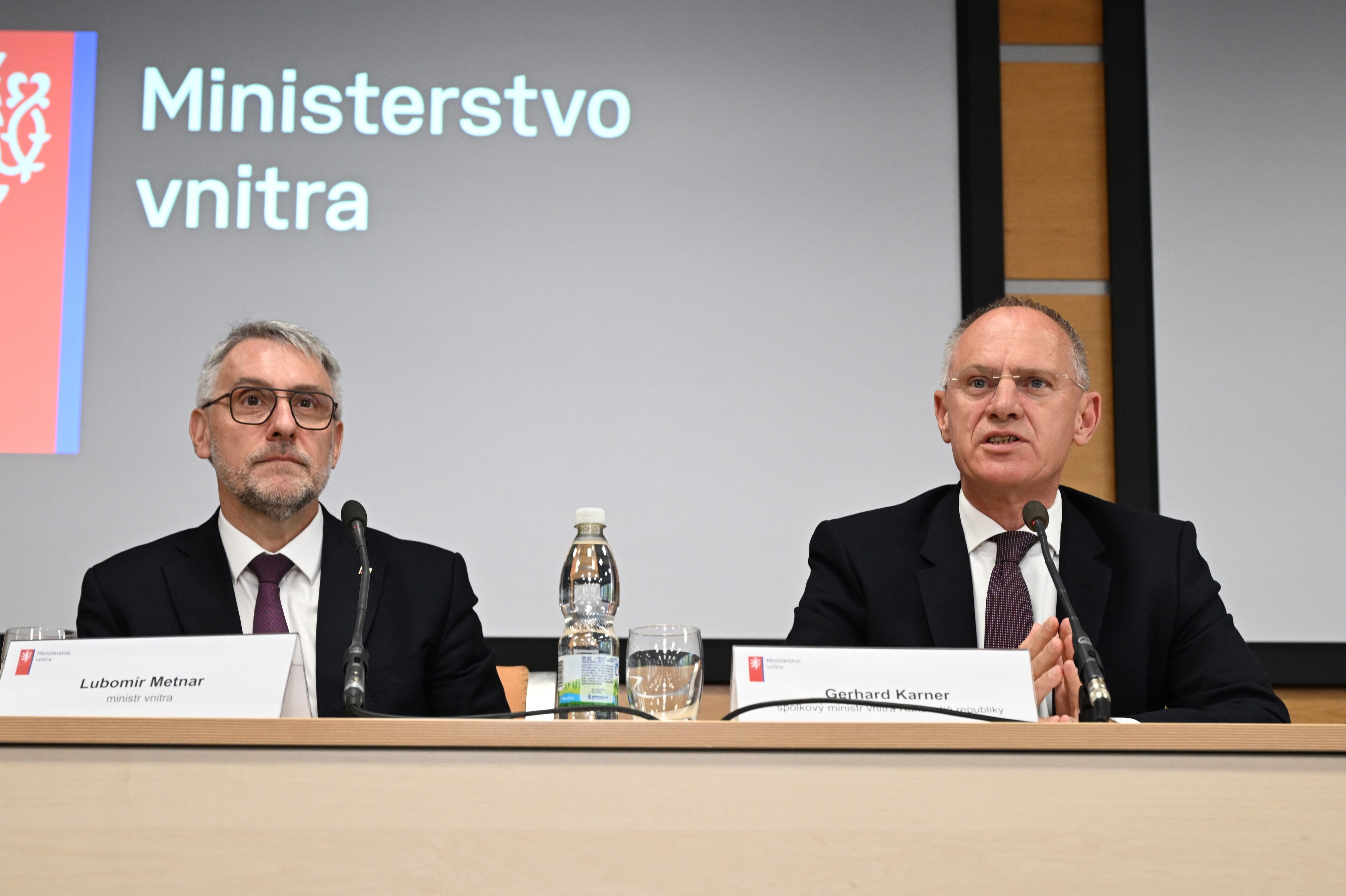 Innenminister Gerhard Karner (ÖVP) traf am Freitag den tschechischen Innenminister Lubomír Metnar in Prag zu einem Arbeitsgespräch.