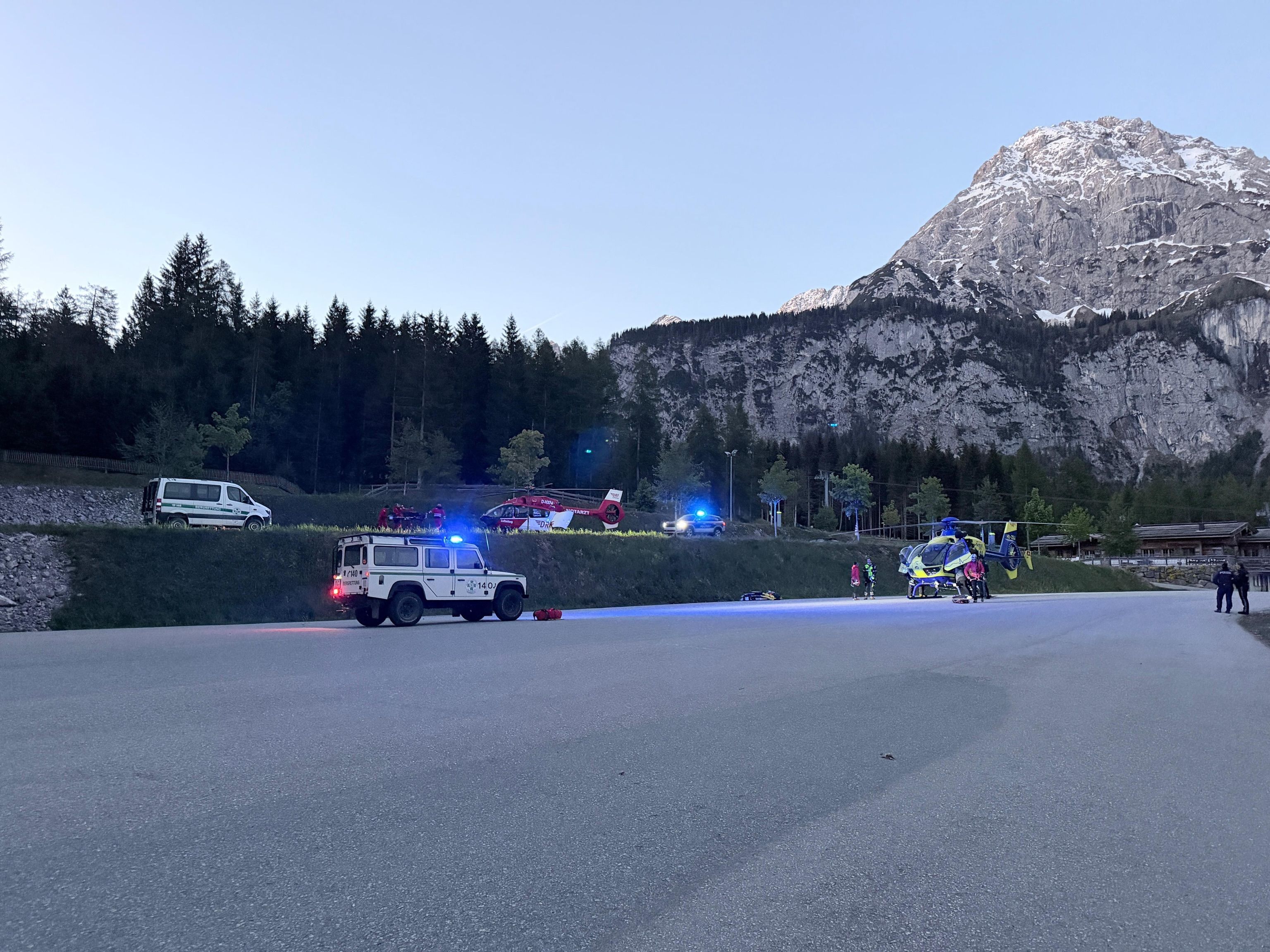 Ein 19-Jähriger ist beim Besteigen der Zugspitze ausgerutscht und rund 250 Meter tief abgestürzt.