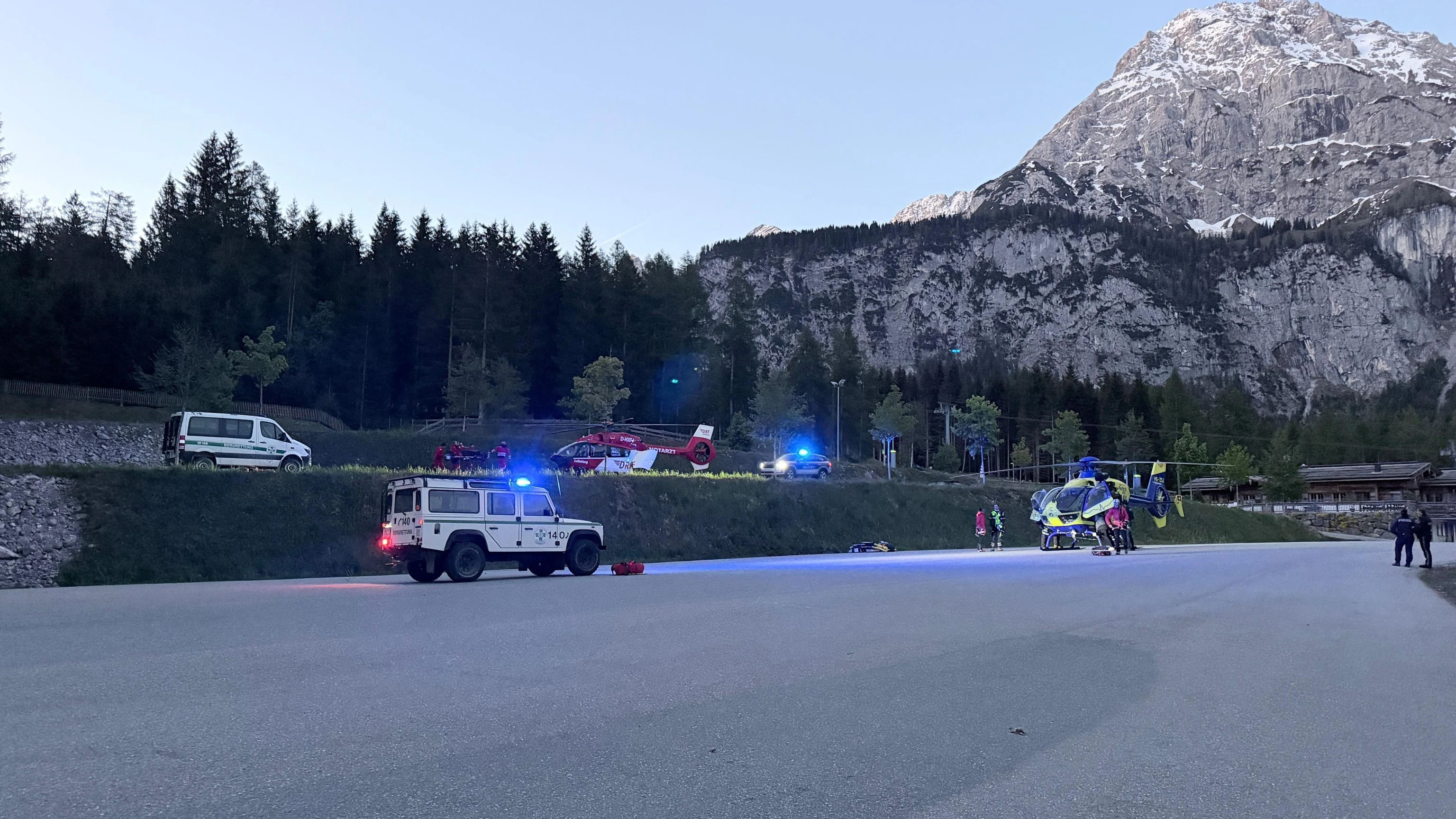 Ein 19-jähriger Deutscher (Landkreis Paderborn) und ein 19-jähriger Ukrainer wollten in Ehrwald über den Klettersteig "Stopselzieher" die Zugspitze besteigen und vom Gipfel aus den Sonnenaufgang genießen. Sie waren lediglich mit Wanderschuhen, Stirnlampen und Grödeln ausgerüstet. Gegen 03:00 Uhr befanden sich die beiden Männer auf etwa halber Strecke des Klettersteigs und mussten ein Schneefeld queren. Dabei rutsche der vorausgehende Deutsche aus und stürzte etwa 250 Meter über extrem steiles und felsdurchsetztes Gelände ab. Er zog sich dabei tödliche Verletzungen zu.